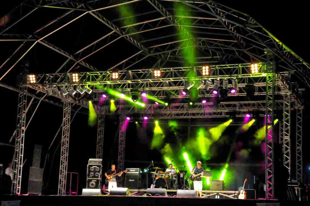 Músicos e bandas locais animam Festival de Food Truck em Caraguatatuba