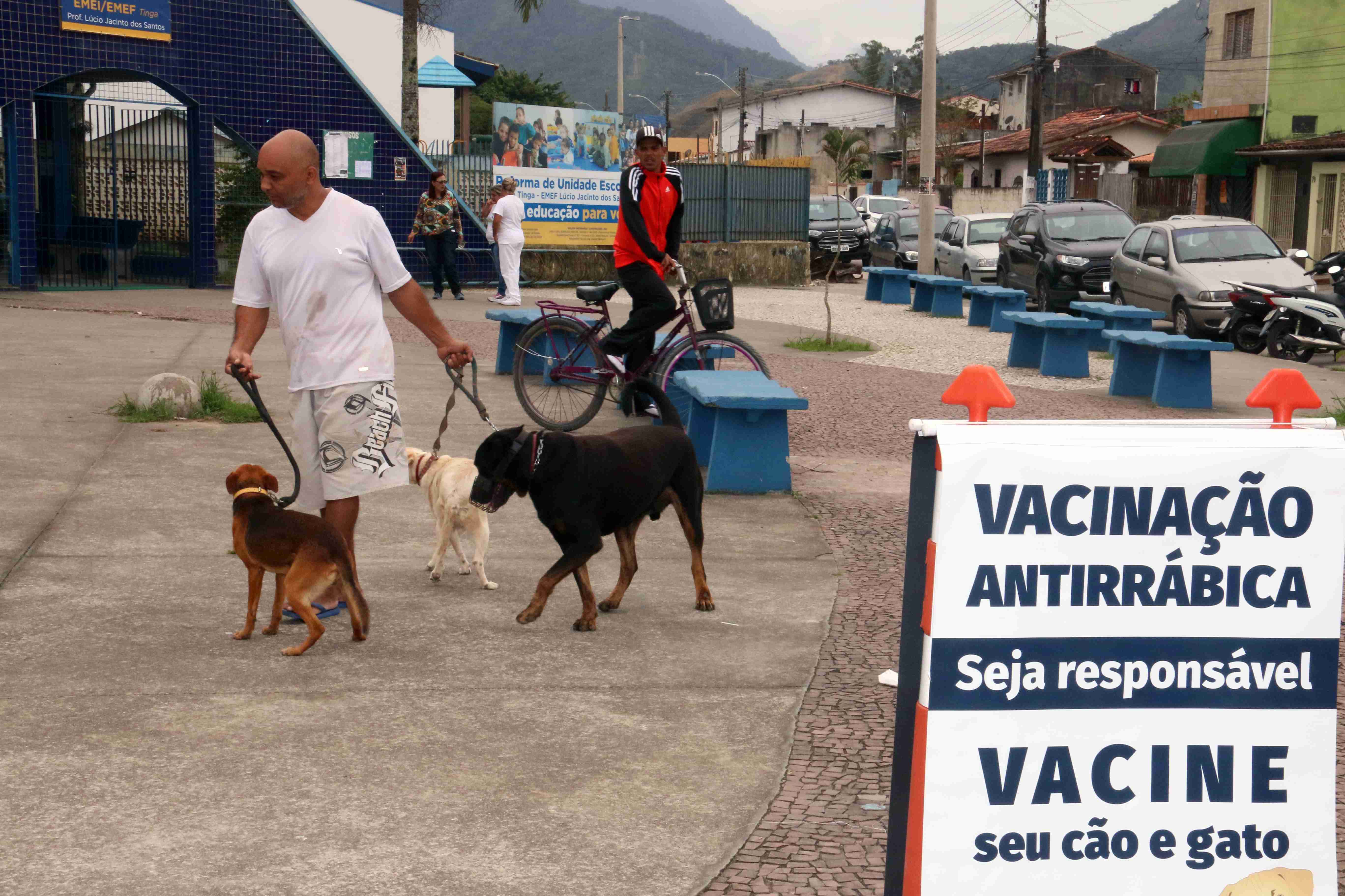 CCZ de Caraguatatuba já imunizou 9 mil animais em campanha de vacinação antirrábica (Fotos: Gustavo Grunewald/PMC)
