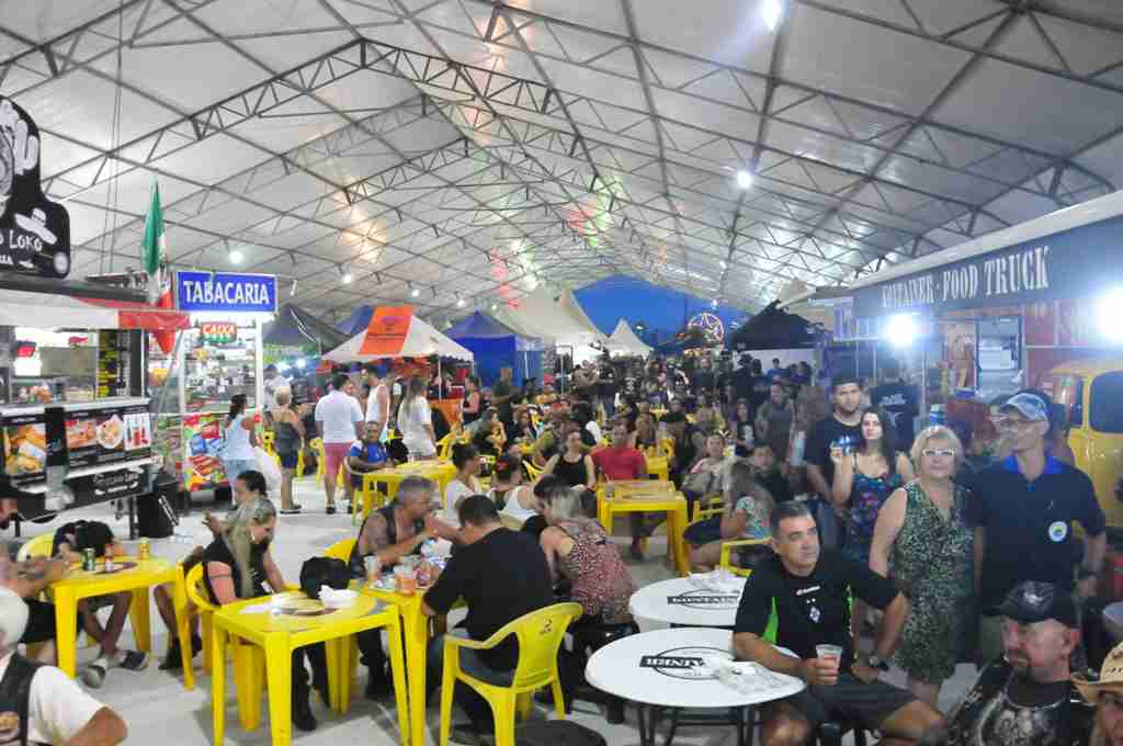 Músicos e bandas locais animam Festival de Food Truck em Caraguatatuba
