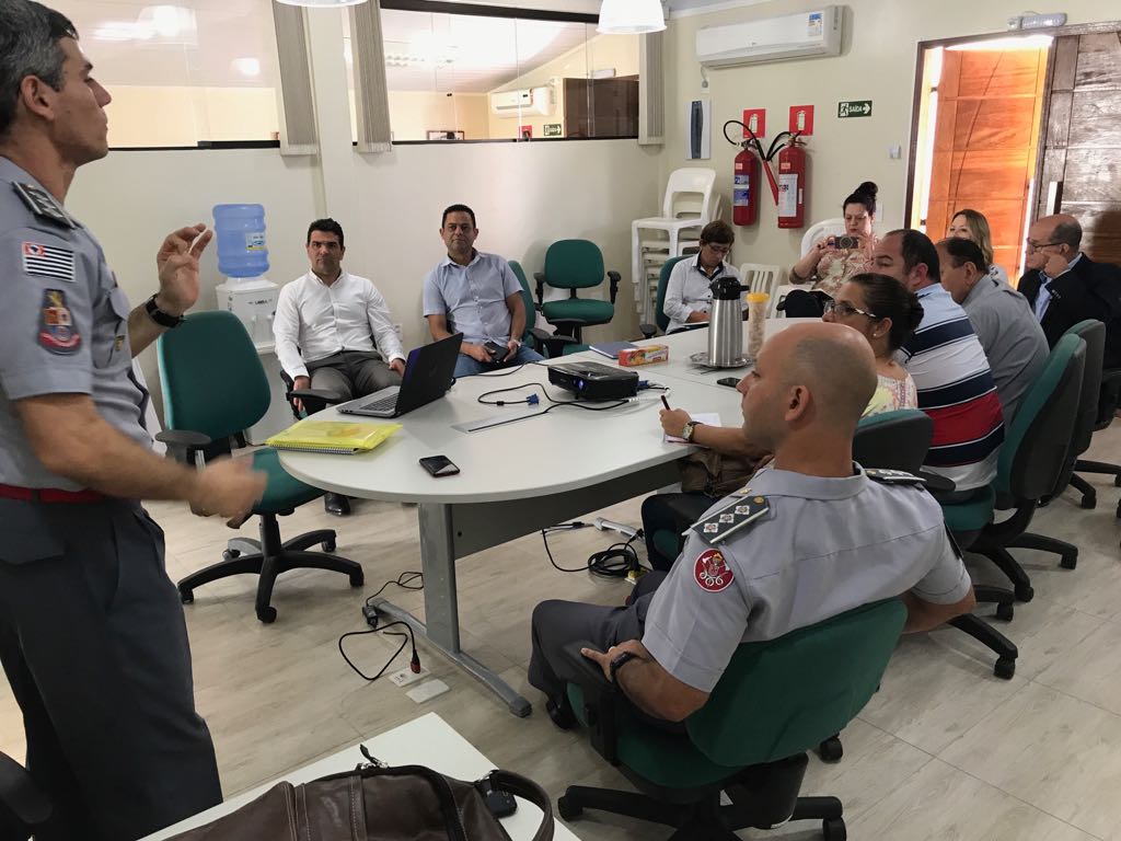 Secretários de Caraguatatuba participam da apresentação do Projeto Bombeiro Educador