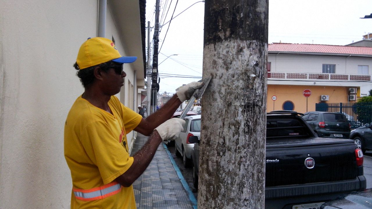 Postes da região central da cidade são raspados e pintados pela Prefeitura  (Fotos: Márcia de Paula/PMC)