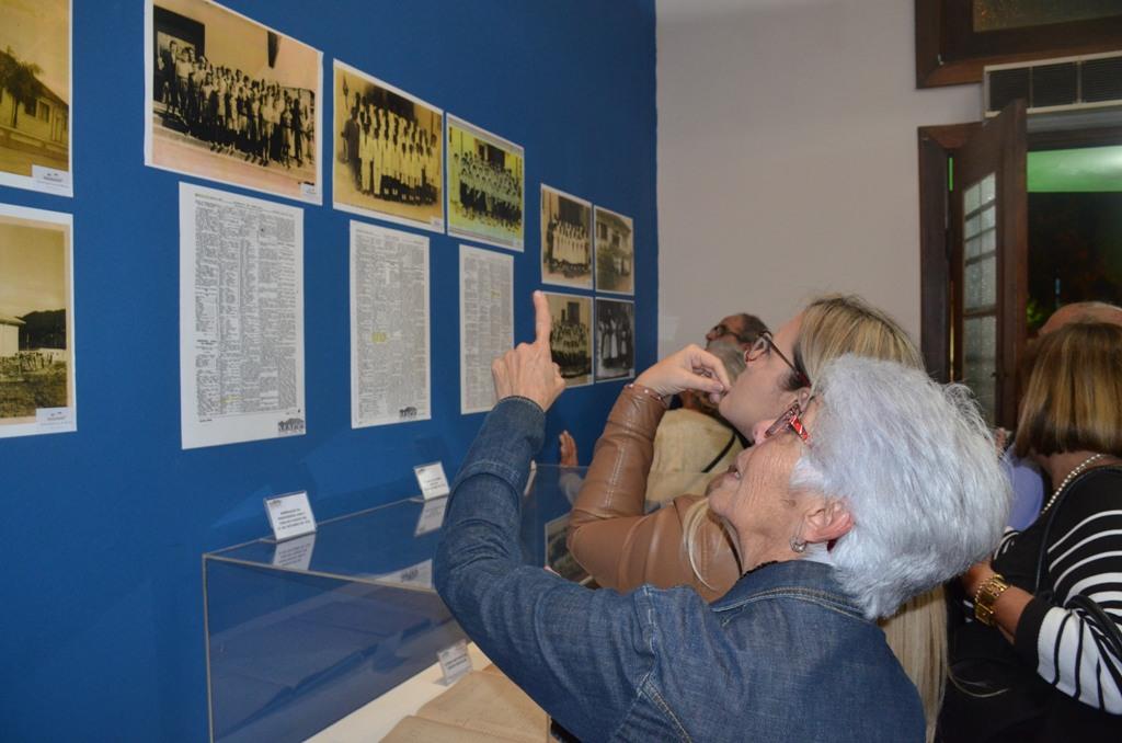 Emoção e reencontros marcam abertura da exposição do Grupo Escolar Adaly Coelho Passos