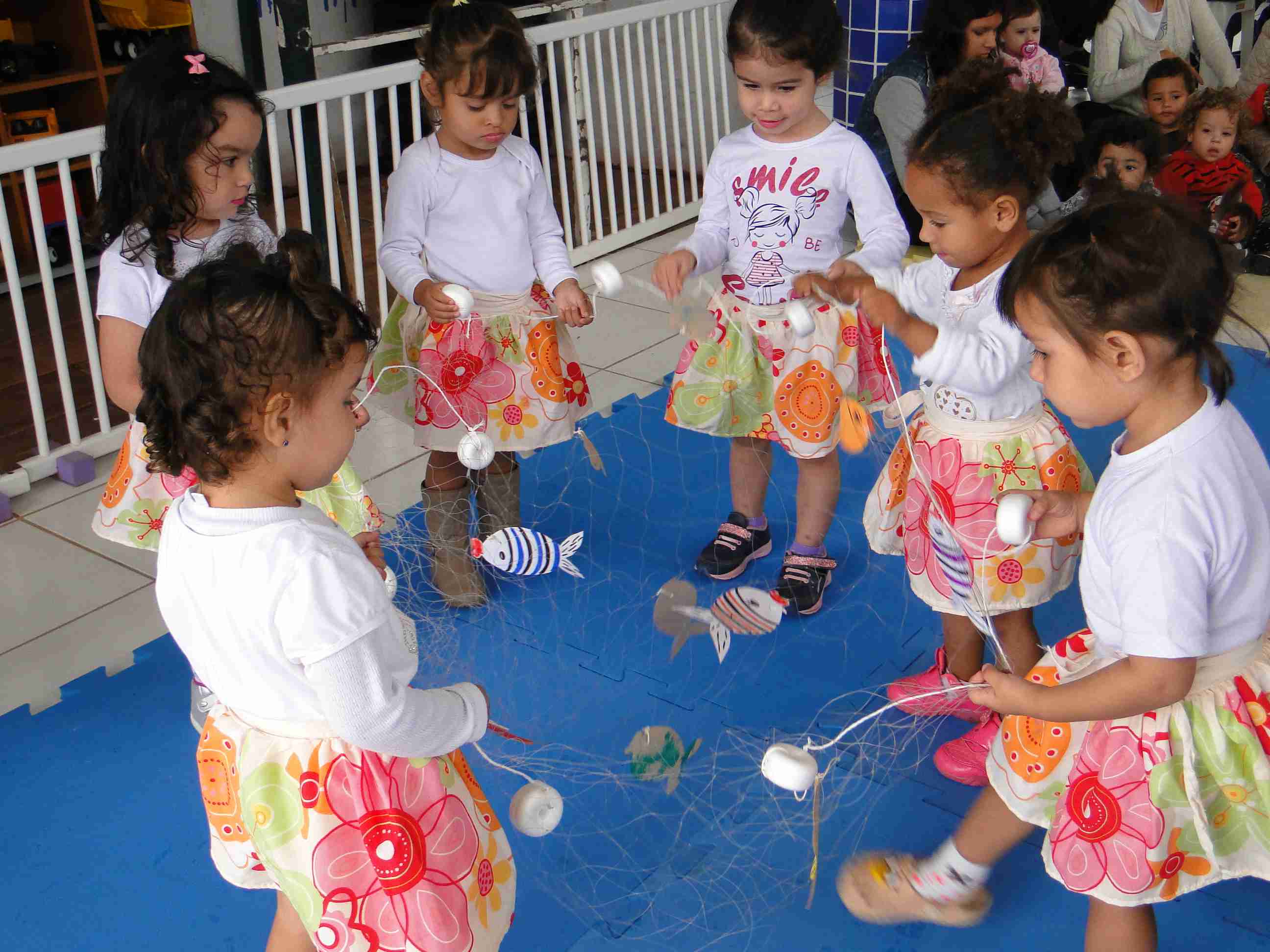 Alunos do maternal apresentam temas da cultura caiçara