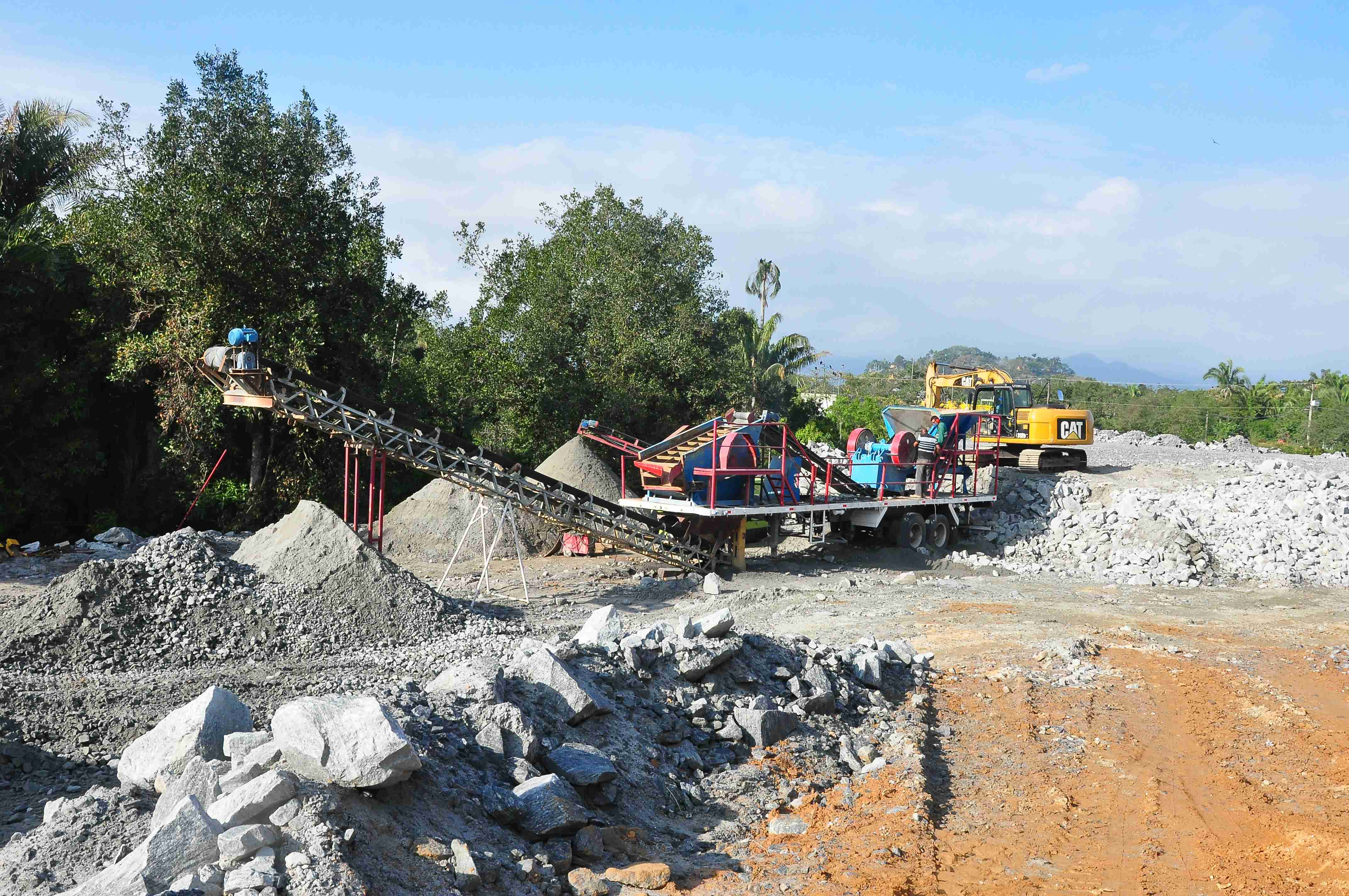 Brita oriunda das obras do Contorno beneficiarão ruas de Caraguatatuba 