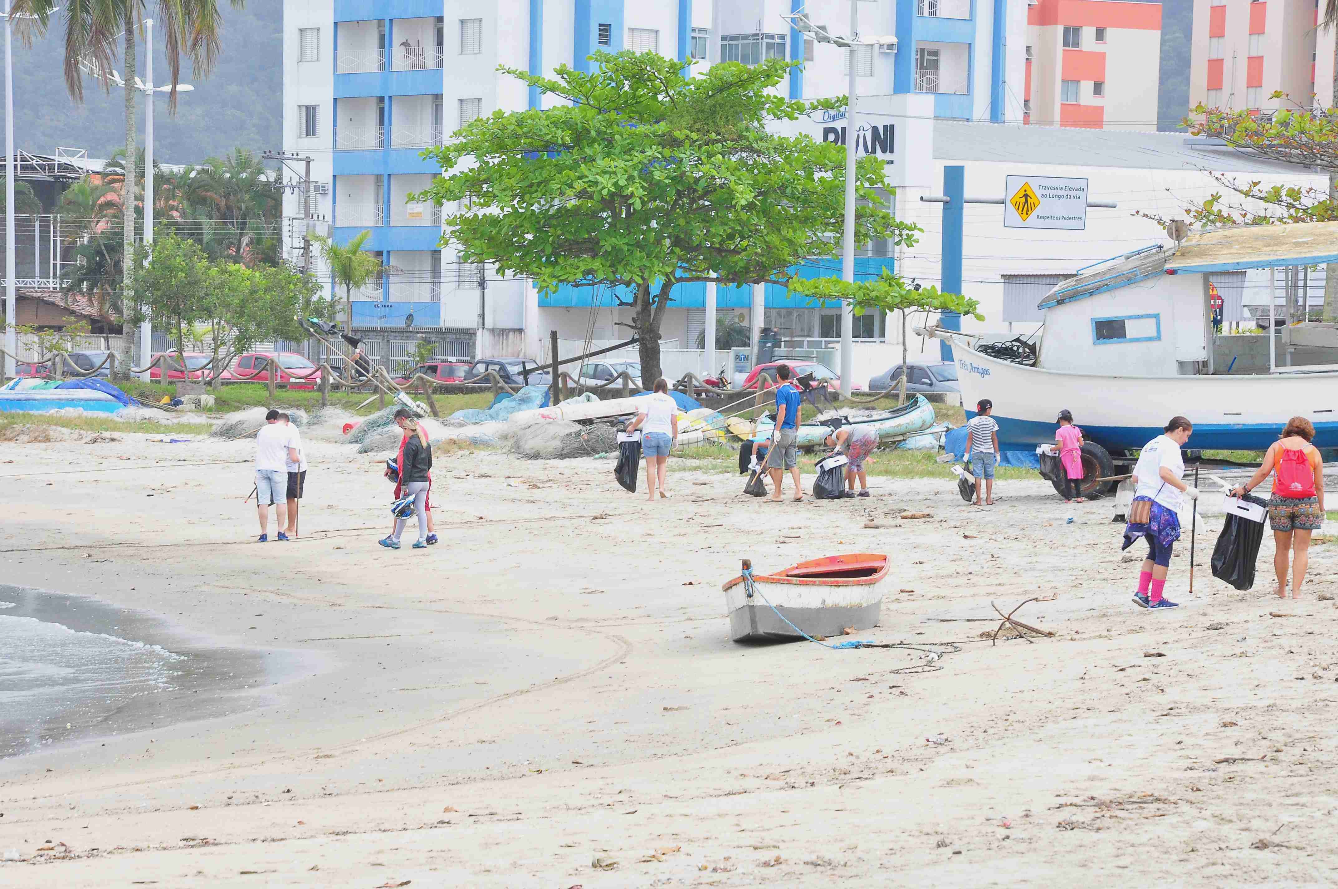 Mais de 2 toneladas de resíduos são retirados das praias em ação do Dia Mundial de Limpeza 