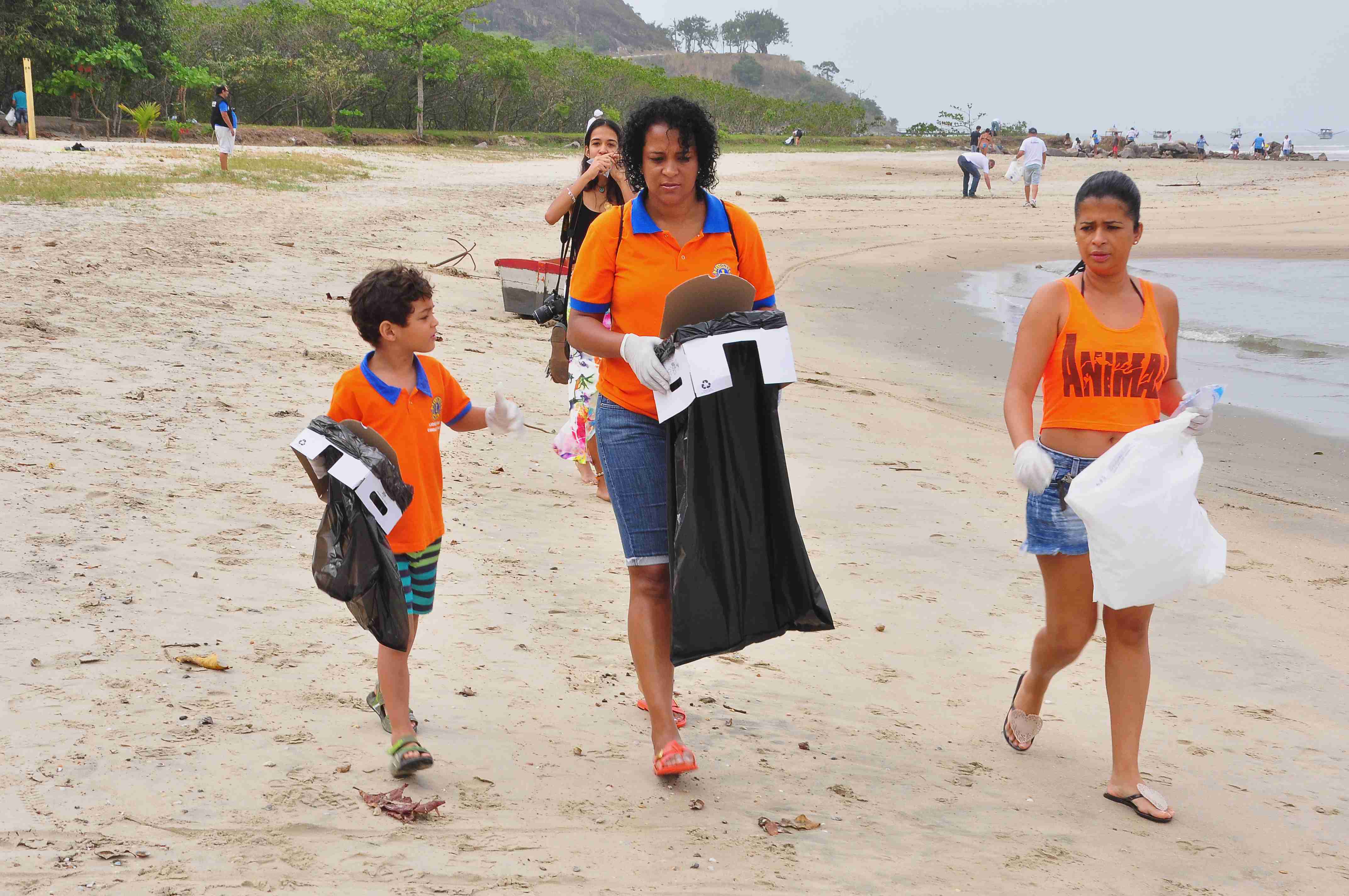 Mais de 2 toneladas de resíduos são retirados das praias em ação do Dia Mundial de Limpeza 