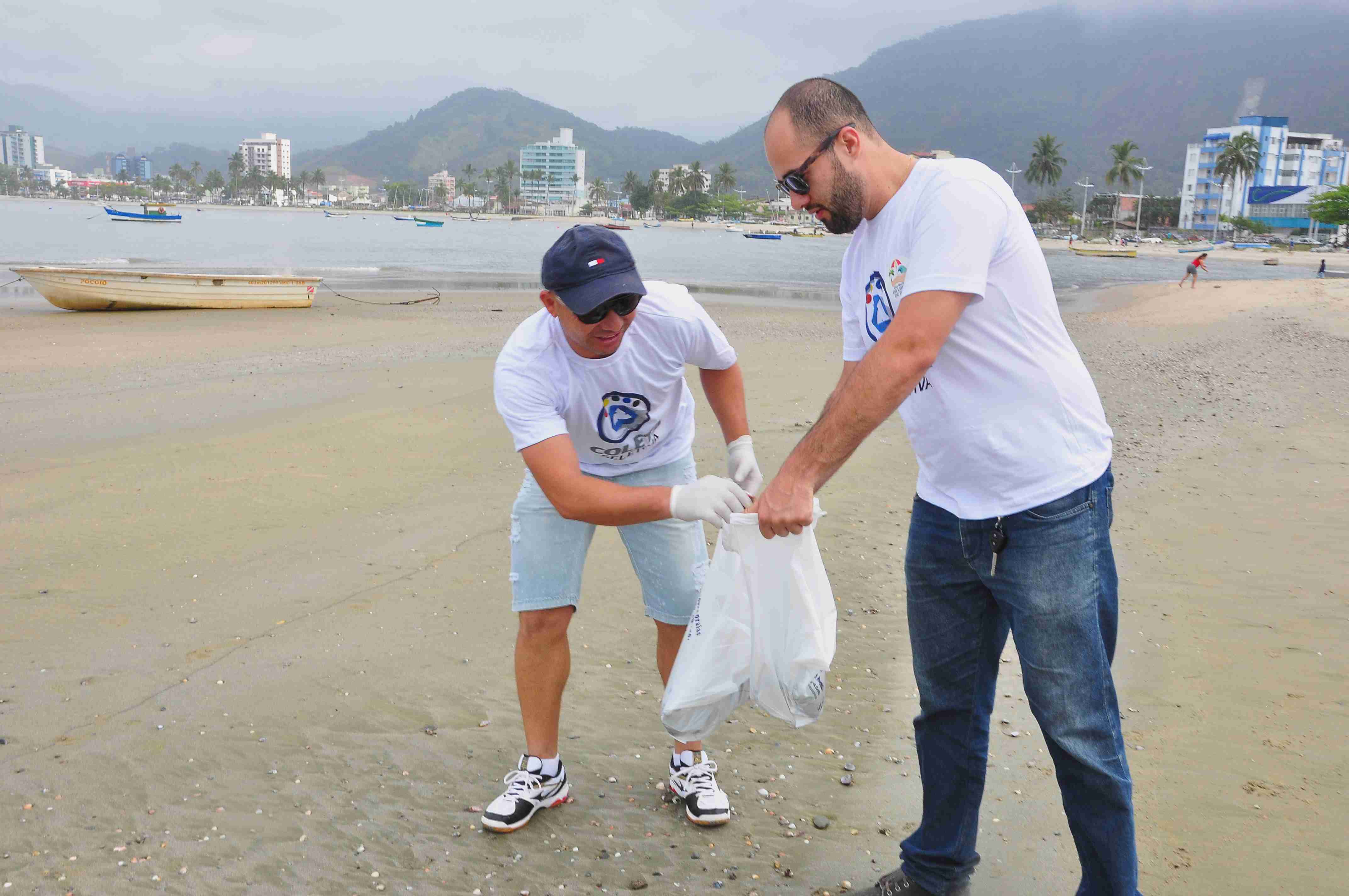 Mais de 2 toneladas de resíduos são retirados das praias em ação do Dia Mundial de Limpeza 