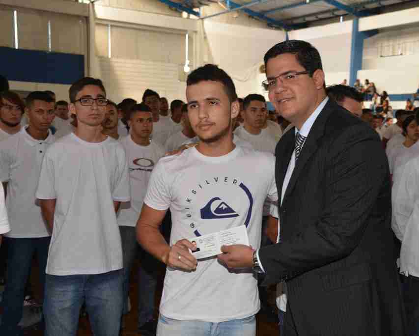 Setecentos jovens reservistas firmam compromisso à Bandeira em Caraguatatuba 
