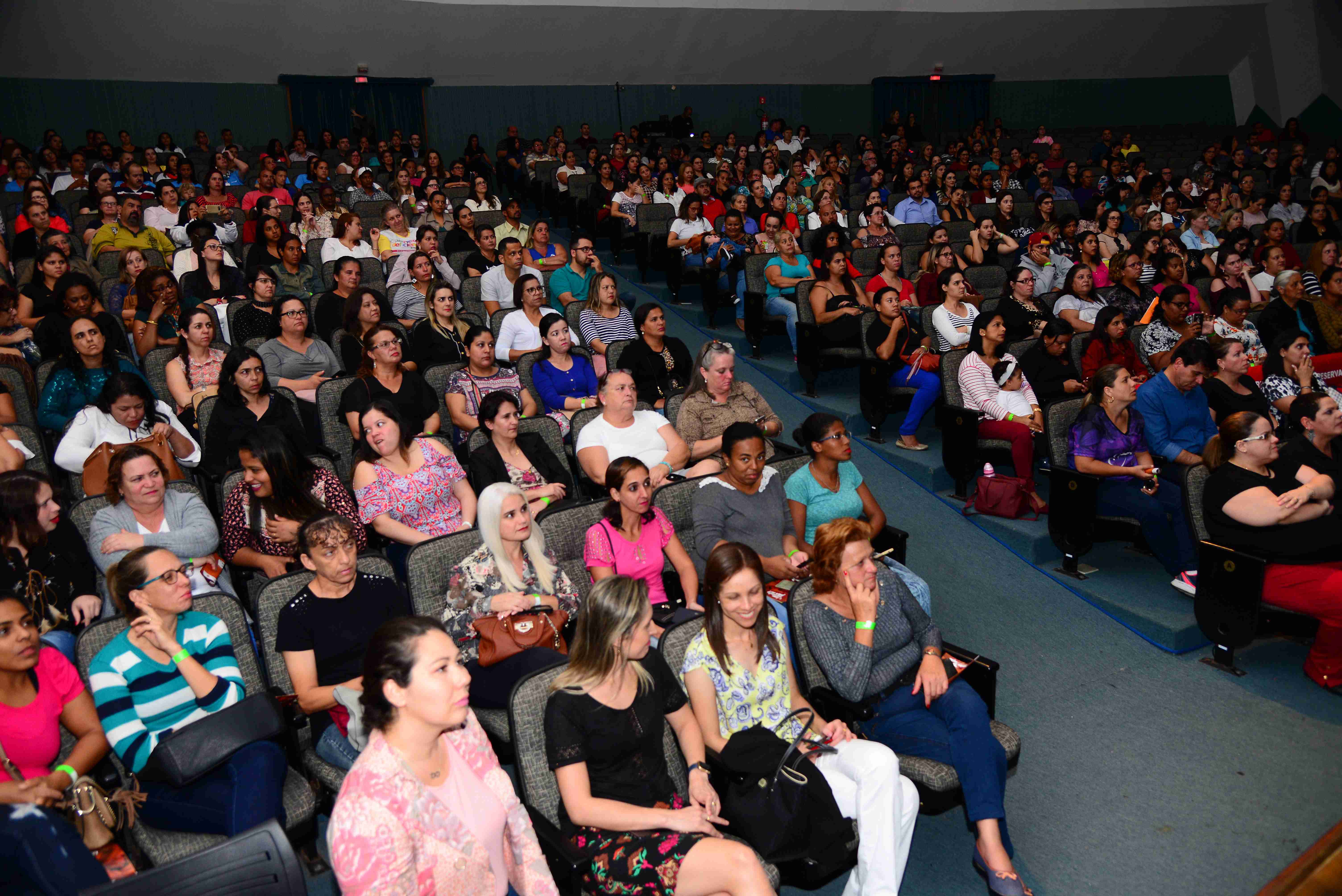  Amor e limites são as bases da boa educação diz apresentadora do Programa Super Nanny 