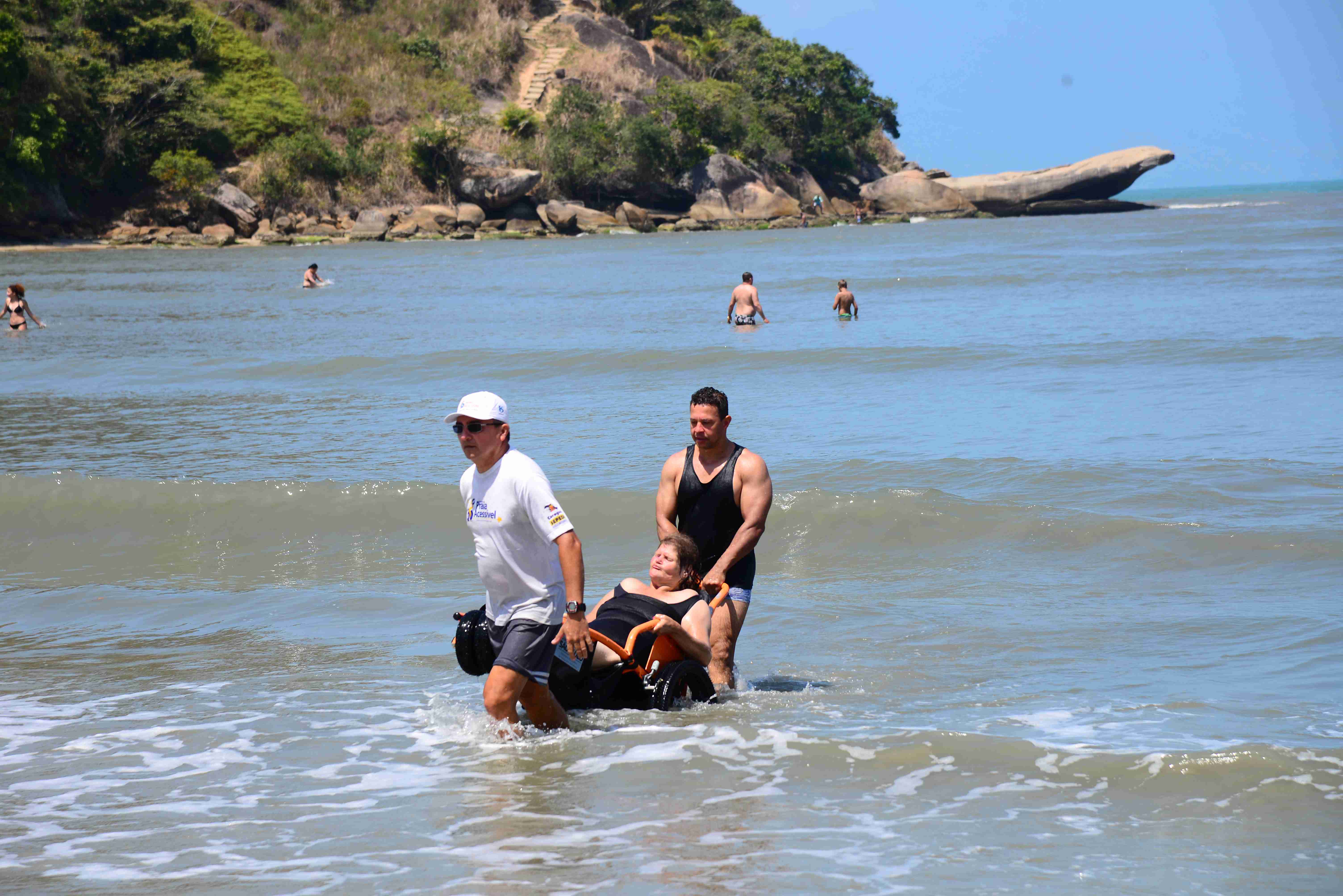 Programa Praia Acessível recebe idosos de Guararema