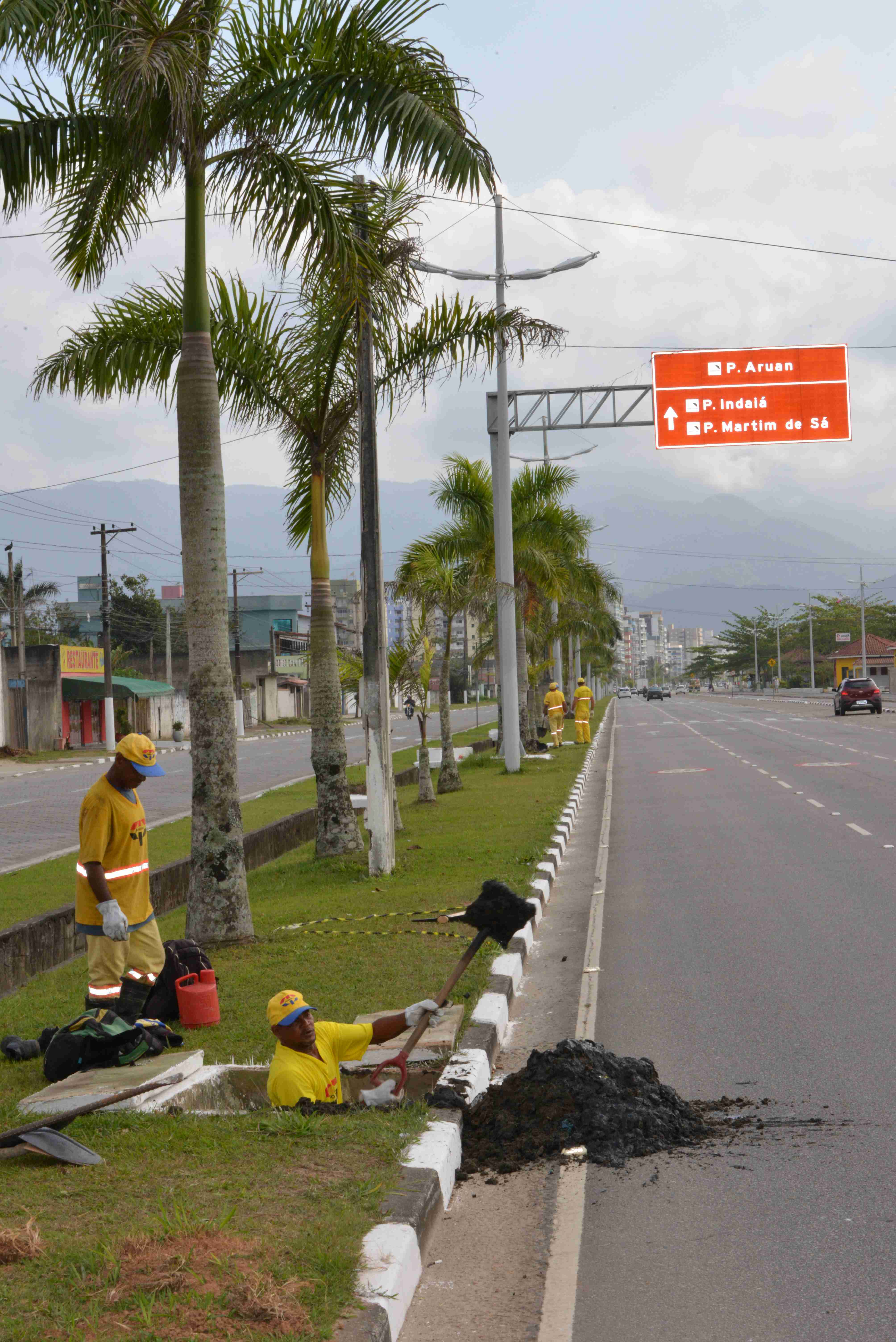 Prefeitura de Caraguatatuba inicia megaoperação de limpeza das bocas-de-lobo (Fotos: Cláudio Gomes/PMC)