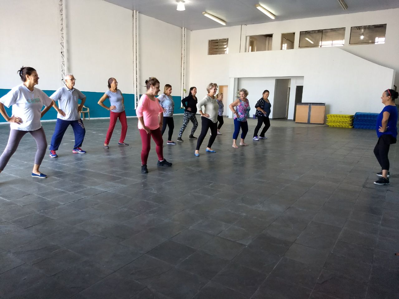 Começam as aulas de dançaterapia do programa pós-aposentadoria do CaraguaPrev