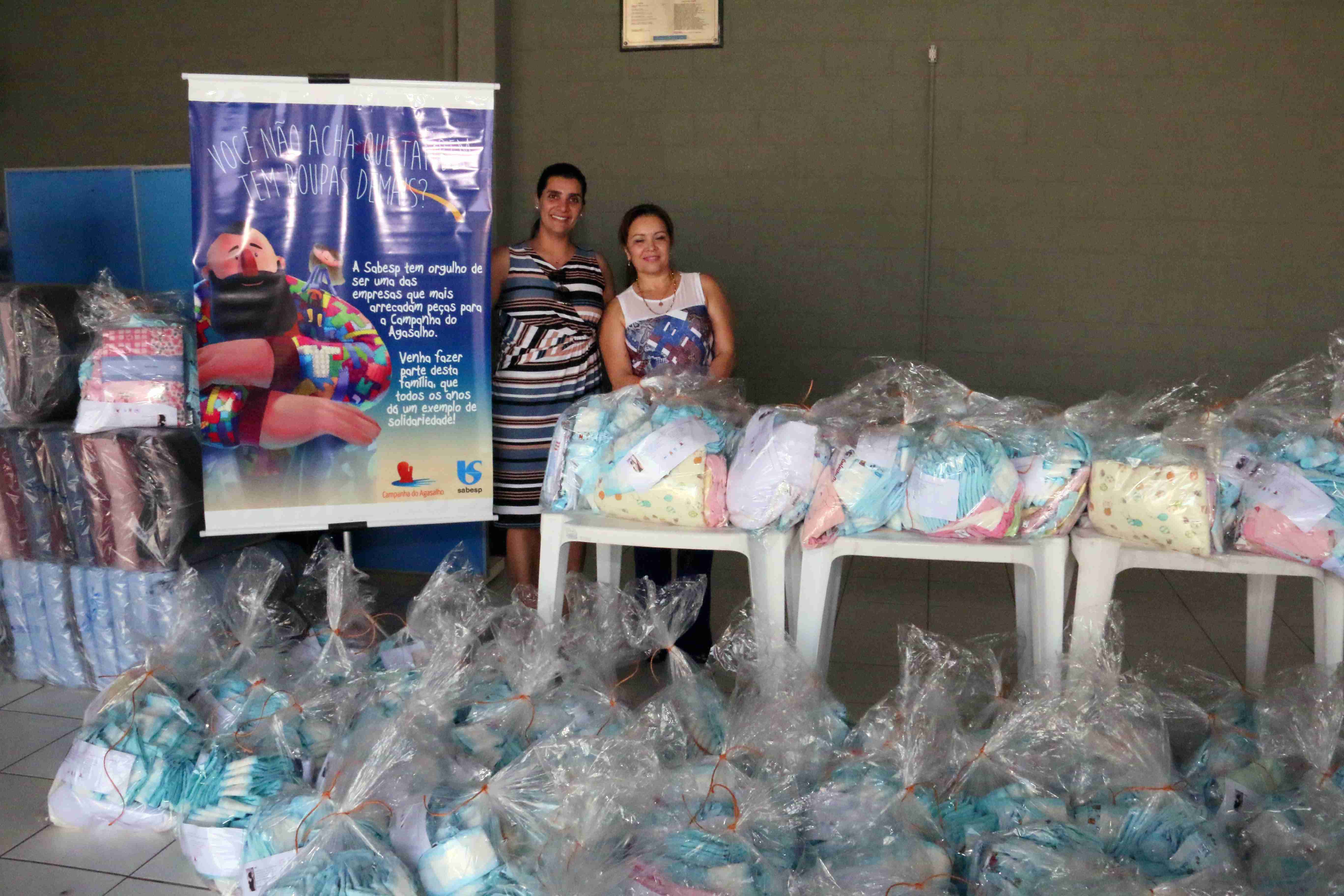 Fundo Social de Caraguatatuba recebe doações da Sabesp de kits para bebês