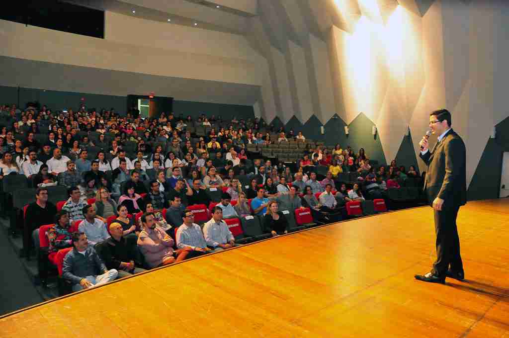 Teatro Municipal lota com palestra sobre relacionamento interpessoal para servidores municipais.