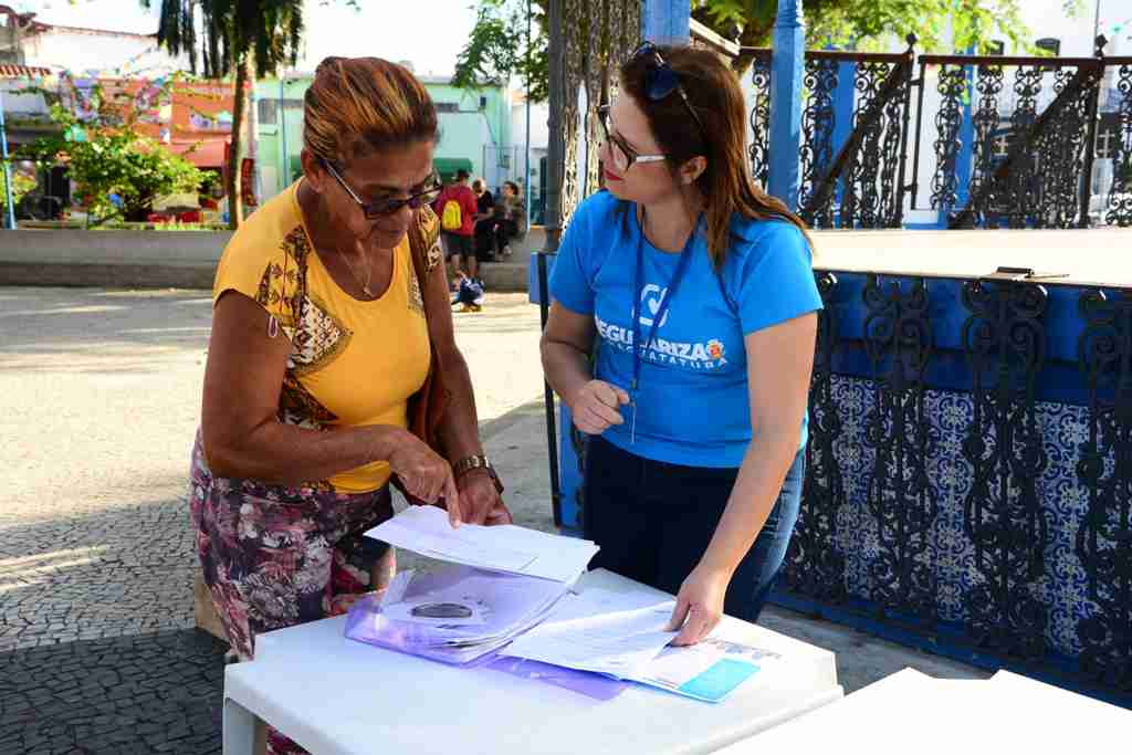 Servidores da Prefeitura de Caraguatatuba recolhem documentos para regularização do Núcleo Cavinatto  (Luís Gava/PMC)