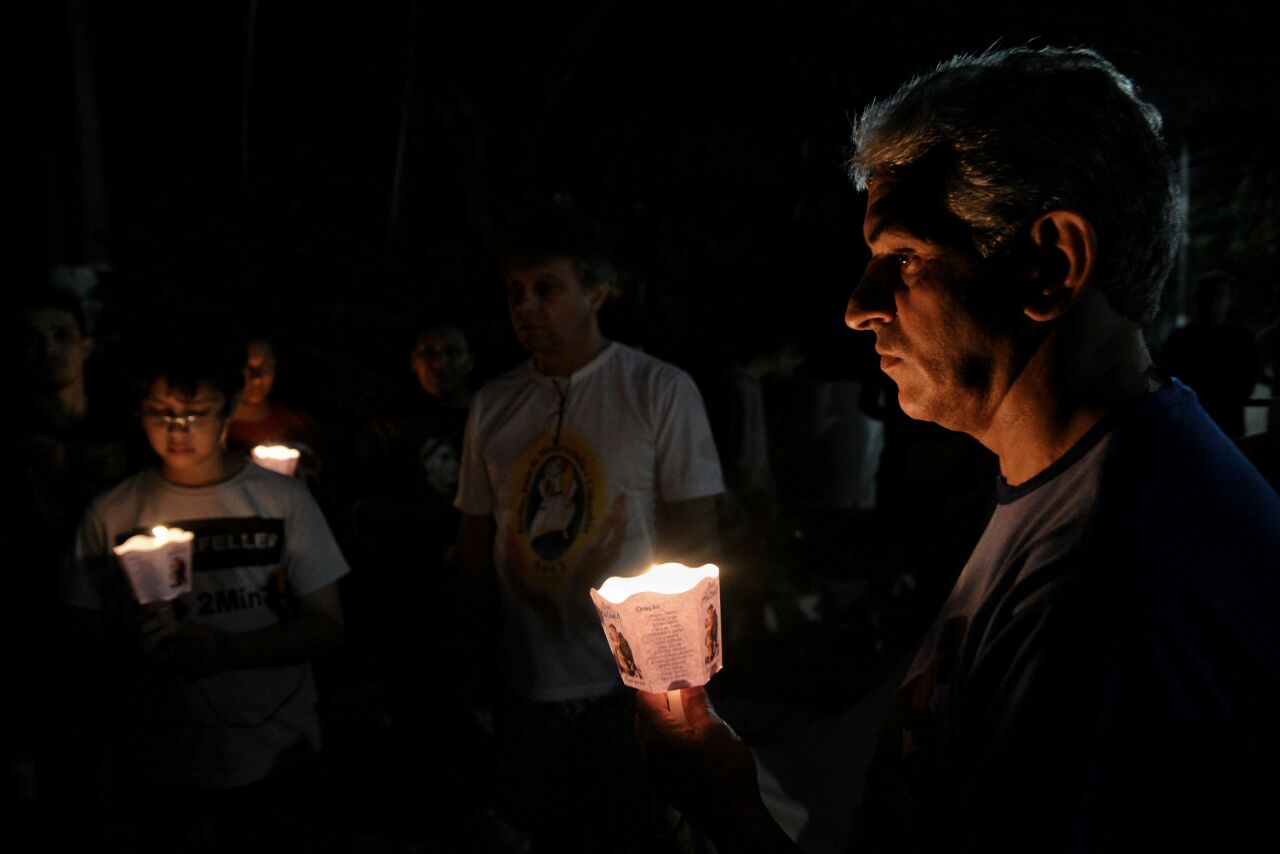 Fiéis participam de caminhada noturna dentro do Projeto Santo Antônio (Fotos: Cláudio Gomes/PMC)