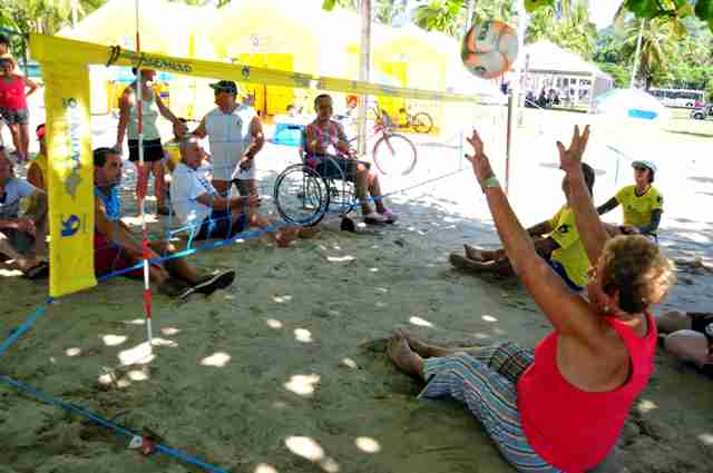 Turistas têm opção de frequentar Programa Praia Acessível durante feriado prolongado