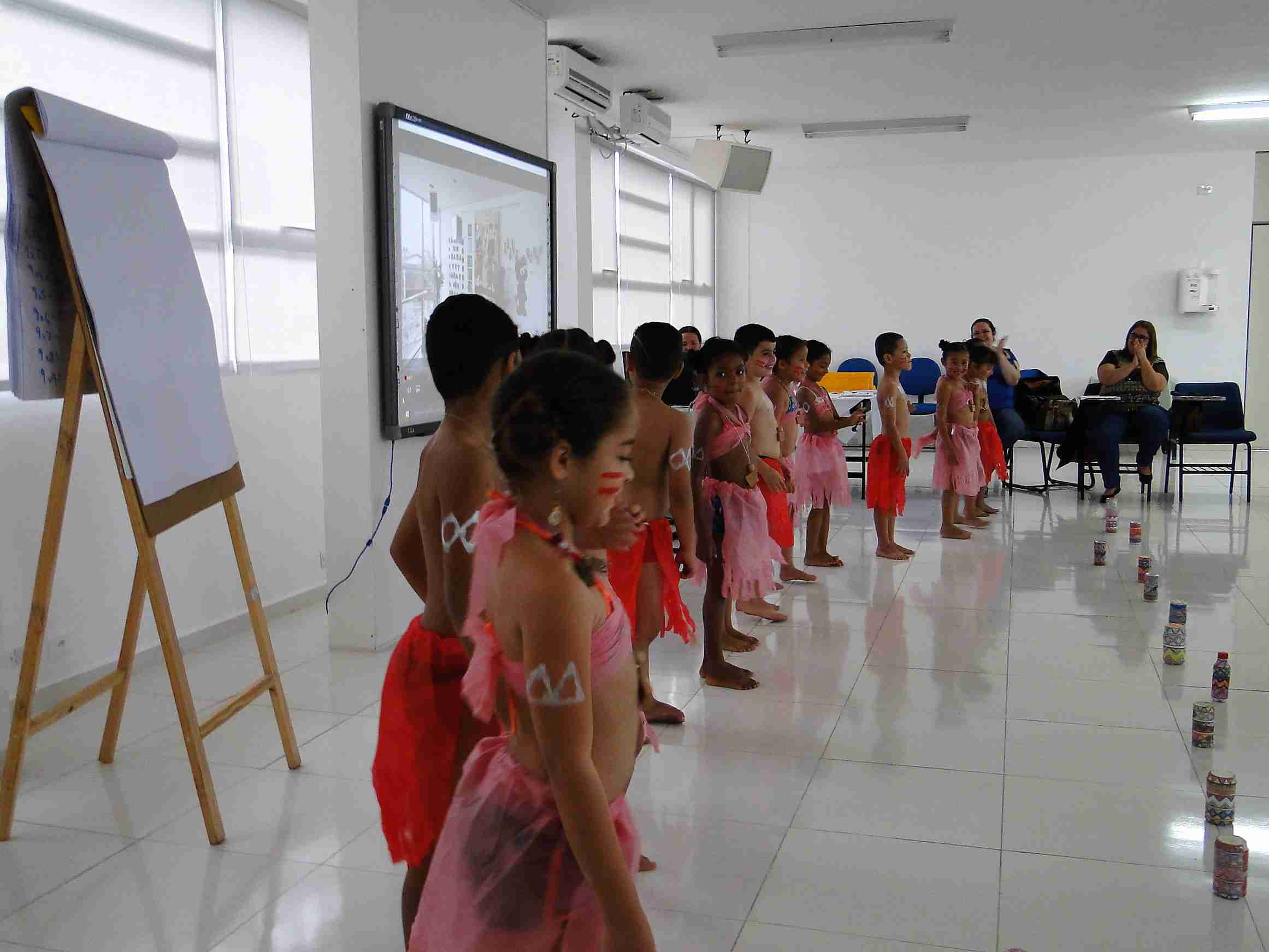 Alunos do Travessão apresentam dança indígena no projeto Professor Alfabetizador