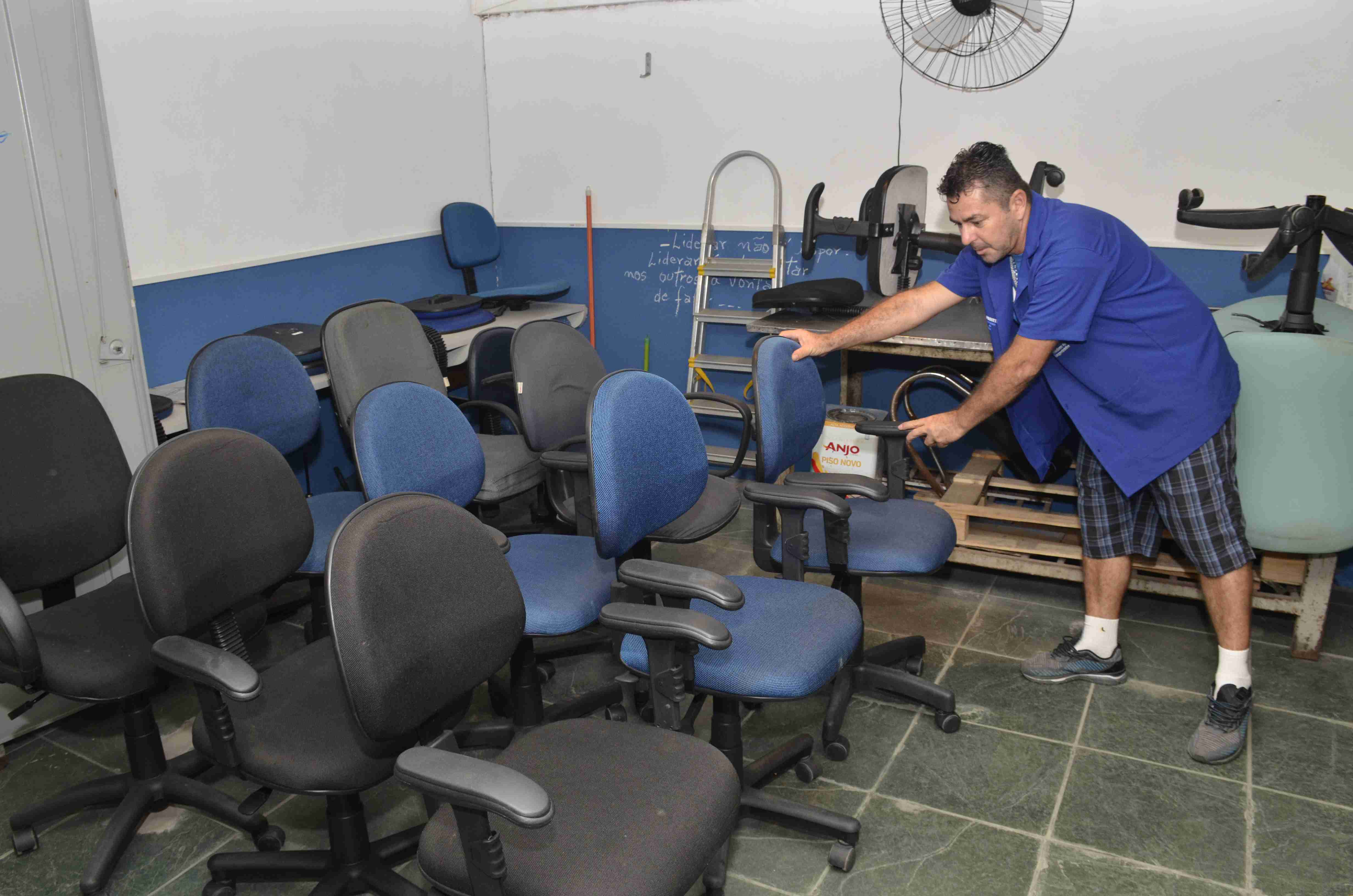 Secretaria de Administração de Caraguatatuba restaura móveis de escritórios inservíveis
