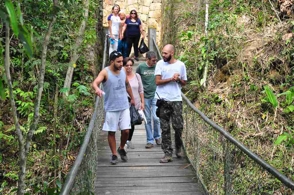 Aposentados do CaraguaPrev percorrem Trilha do Jequitibá no Parque Estadual