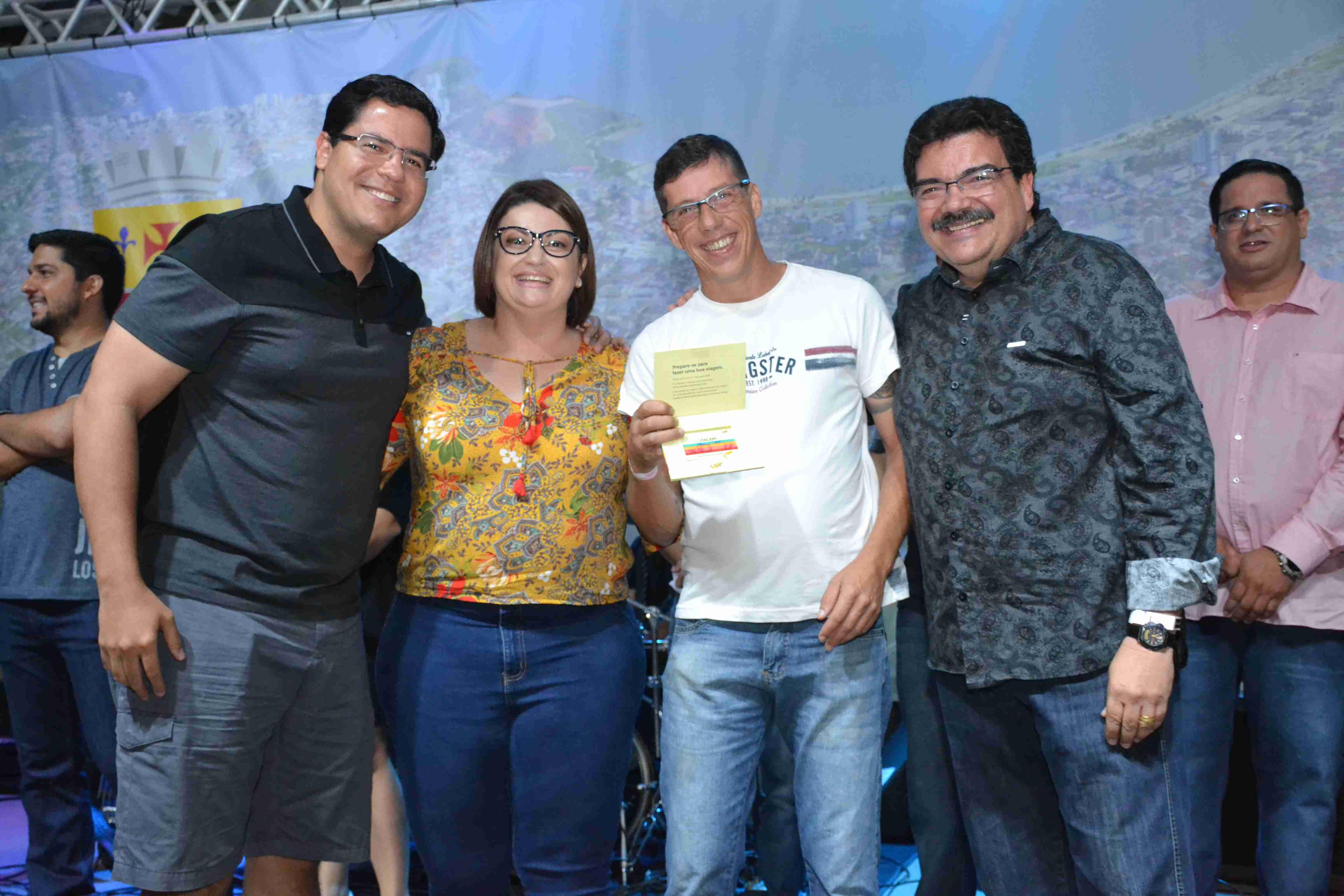 O Dia do Servidor Público em Caraguatatuba, comemorado no último sábado (28/10), teve atividades esportivas e balada. A Balada do Servidor reuniu centenas de trabalhadores na Praça da Cultura, no Centro, que se divertiram ao som de DJ e banda.  Segundo dados da Escola de Governo, ligado a Secretaria de Administração, cerca de 1000 pessoas, entres servidores e convidados, participaram do evento.  Todos os servidores ativos concorreram ao sorteio de brindes (celulares, bicicletas, ventiladores e R$ 300). Porém, o prêmio mais esperado foi uma vale-viagem e foi sorteado para o diretor administrativo da Secretaria de Trânsito, Segurança e Defesa Civil, Maurício Ferreira. Ferreira disse que estava confiante em relação ao vale-viagem. “Saí de casa falando que ia ganhar esse prêmio. Não botaram fé e aconteceu”, comemorou.  O sorteio teve a presença do prefeito Aguilar Junior, da presidente do Fundo Social de Solidariedade, Samara Fraschetti Bastos de Aguilar, do vice-prefeito e secretário de Trânsito, Segurança e Defesa Civil, Campos Junior, do secretário de Administração, Ricardo Romera, do secretário de Educação, Ricardo Ribeiro, do secretário de Assuntos Jurídicos, Sandro Albok, do Chefe de Gabinete, Marcos Freire, e dos vereadores Tato Aguilar e Fernando Cuiú. Organizado pela Prefeitura de Caraguatatuba, através da Secretaria de Administração, as festividades em comemoração ao Dia do Servidor Público tiveram como parceiros as seguintes empresas: Banco Daycoval – Correspondente Bônus Cred, Uniodonto São José dos Campos, E-Brasil Studio e Escola de Música, Studio Paula Dimani Tatuagem, Banco Santander, Consigsimples, Convênio São Francisco Vida e Da Licença Bar.  Boa Medida Servidor Na parte da manhã foi realizada uma caminhada de lançamento do Programa Boa Medida Servidor, que visa proporcionar qualidade de vida aos funcionários públicos municipais por meio de um programa de atividades físicas voltadas à promoção da saúde. Cerca de 150 trabalhadores participaram da caminhada, que teve saída da Praça da Cultura e chegada no Mirante do Camaroeiro. No local, ainda participaram de aula de zumba promovida pela equipe da Secretaria de Esportes e Recreação. Os participantes concorreram a duas bicicletas, um ventilador e três meses de academia.  O Programa Boa Medida Servidor terá três fases: a 1ª fase consiste no diagnóstico do Índice de Massa Corporal (IMC) de cada funcionário; a 2ª fase compreende a divulgação dos dados diagnósticos dessa avaliação e a implantação dos Núcleos de Atividades Corporais, onde o servidor pode se inscrever para fazer exercícios; a 3ª e última fase envolverá o acompanhamento e orientação nutricional para quem aderiu ao projeto, incluindo a realização de um novo diagnóstico. A proposta também contará com uma plataforma digital, em qual o servidor consultará o seu IMC e receberá orientações de especialistas e notícias sobre o andamento do Boa Medida.