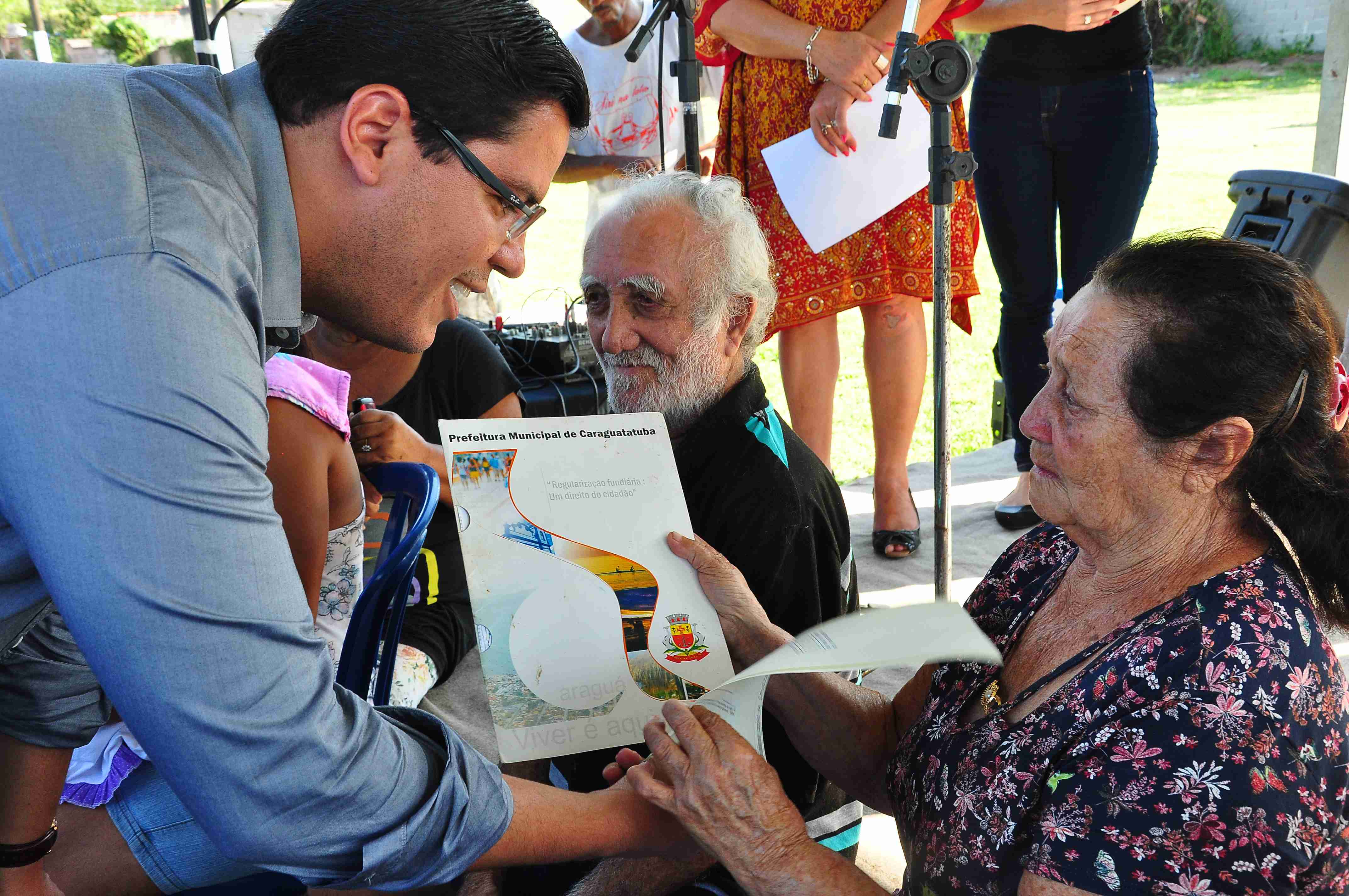 Programa de Regularização Fundiária de Caraguatatuba entrega escritura definitiva a 120 moradores no Pegorelli (Fotos: Luís Gava/PMC)
