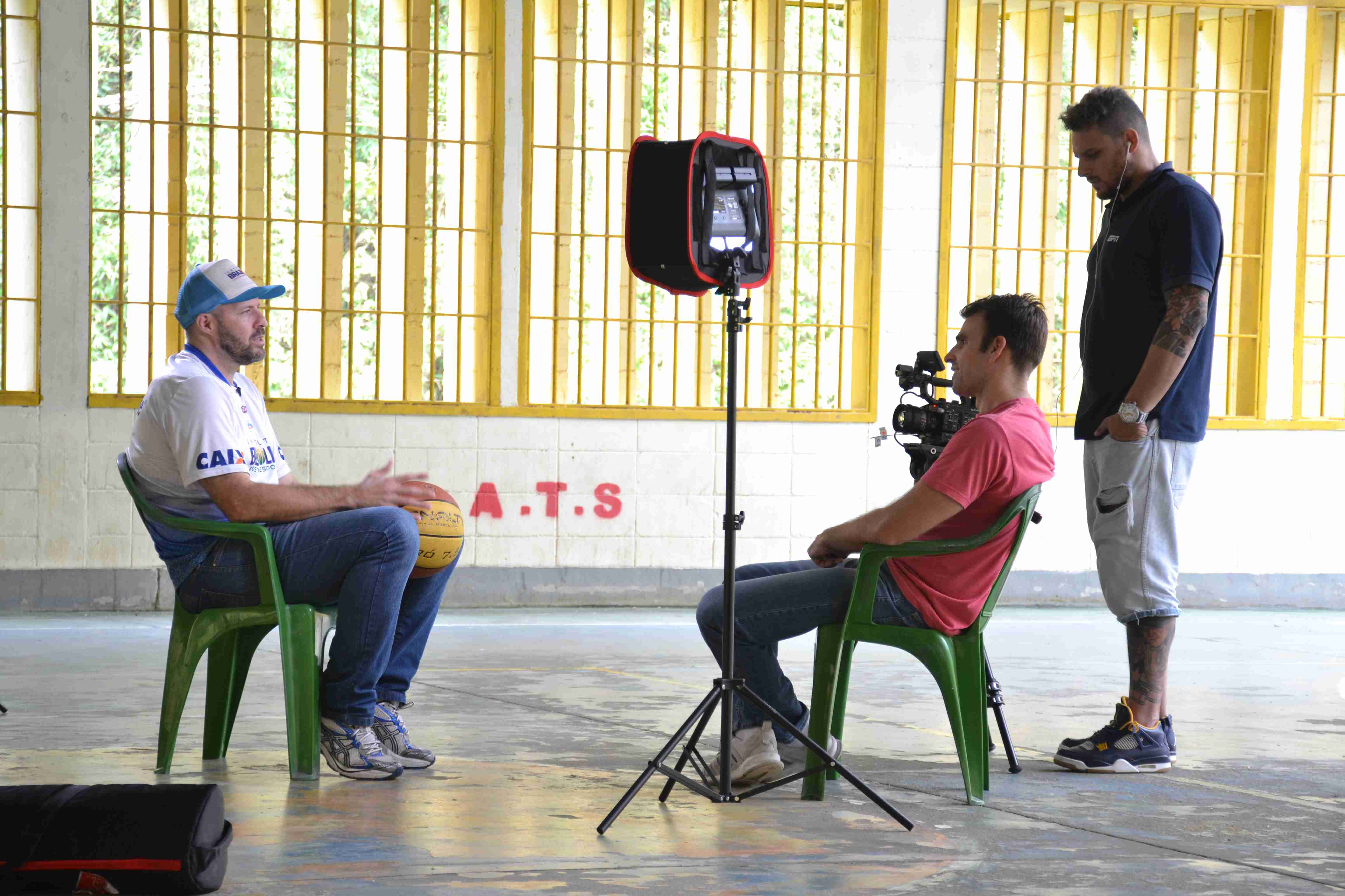 Adolescentes da Fundação Casa recebem ex-jogador de basquete, André Brazolin (Fotos: Cláudio Gomes/PMC)