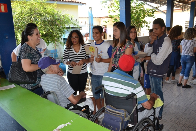 Alunos da EMEF Ricardo Luques recitam poesias para idosos da Vila Vicentina