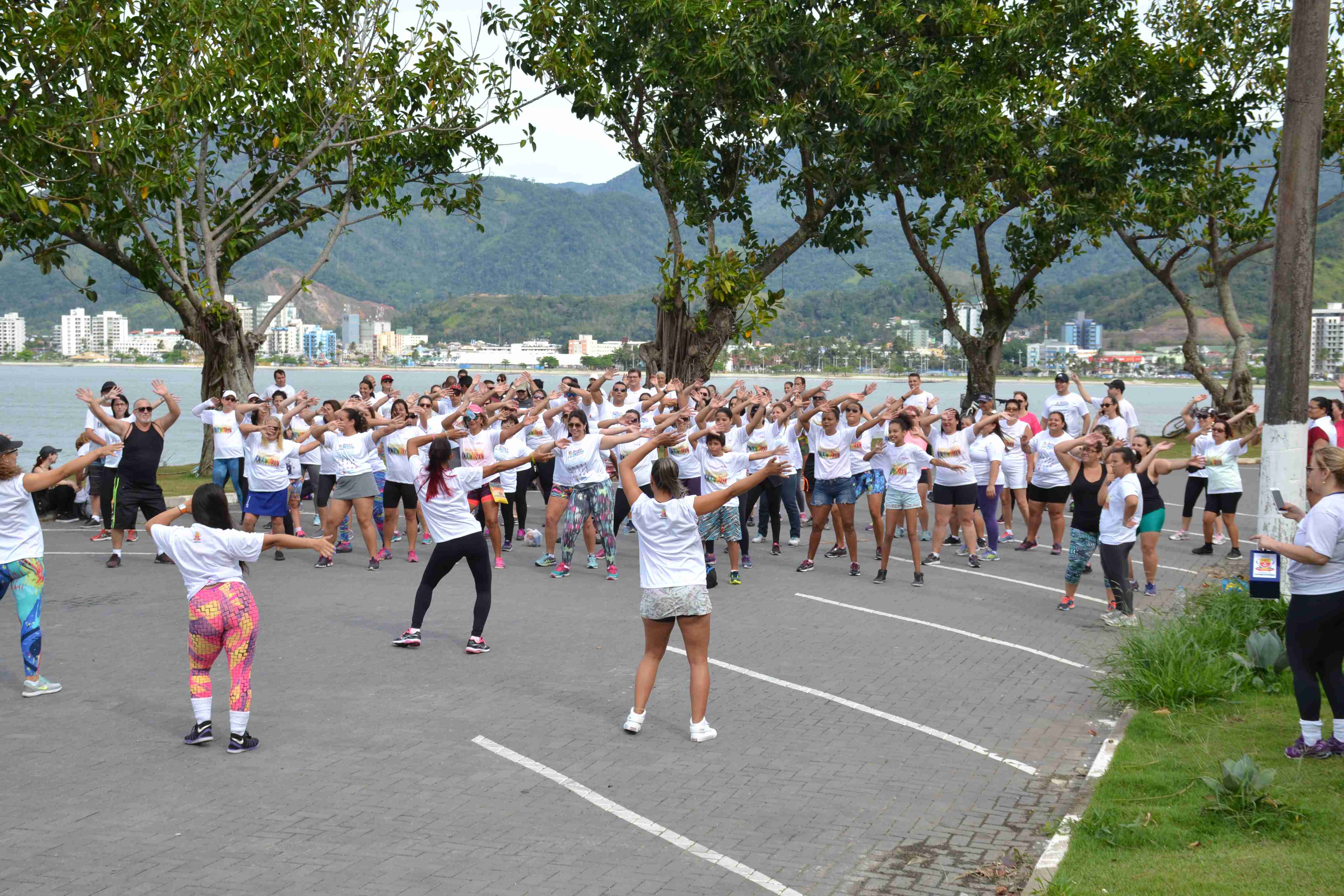 Centenas de pessoas participam de comemorações do Dia do Servidor