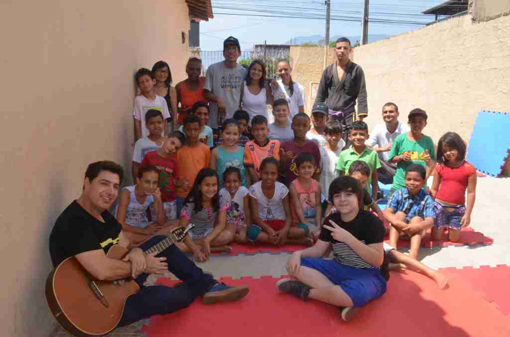 Cantor Mirim de Caraguatatuba, Guilherme Martinez se apresenta para crianças carentes (Fotos: JC Curtis/Fundacc)