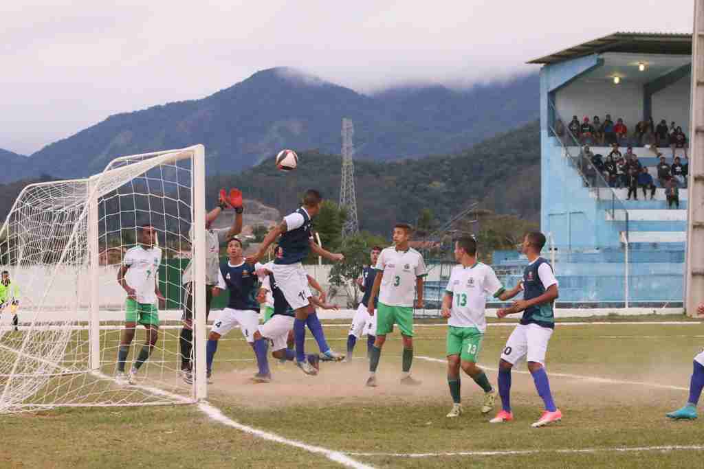 Time de futebol americano de Caraguatatuba vence partida em São