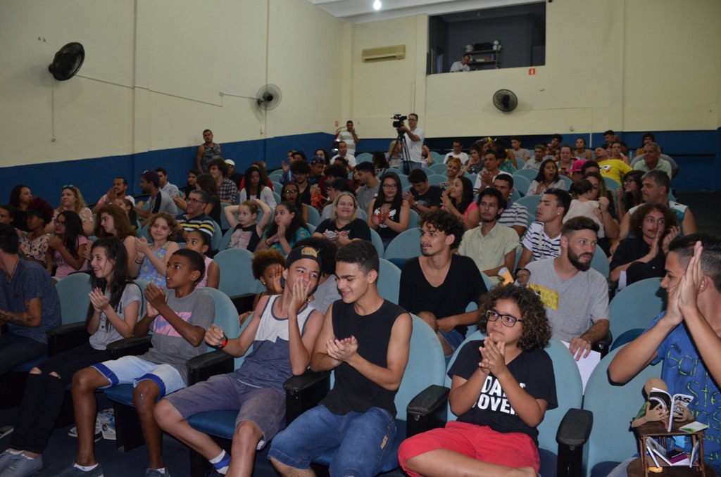 Peça ‘Quem conta um conto...’ é maior premiada no Festival Estudantil de Teatro (Fotos: JC Curtis/Fundacc)