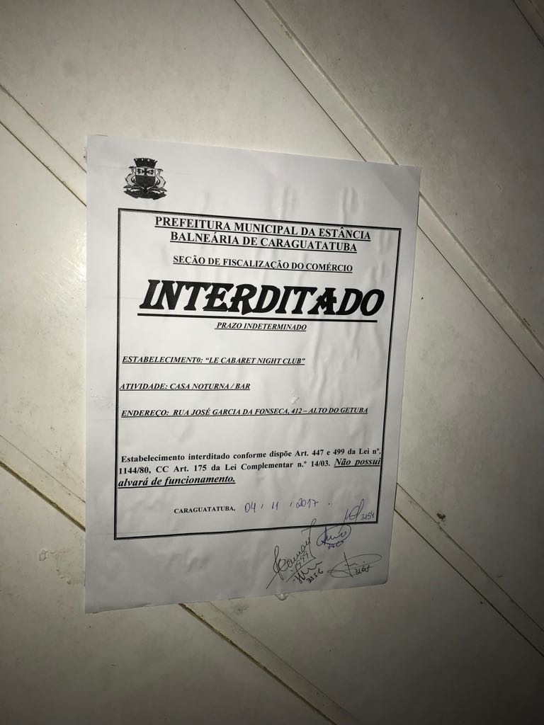 Fiscalização apreende mercadorias e interdita casa noturna em Caraguatatuba