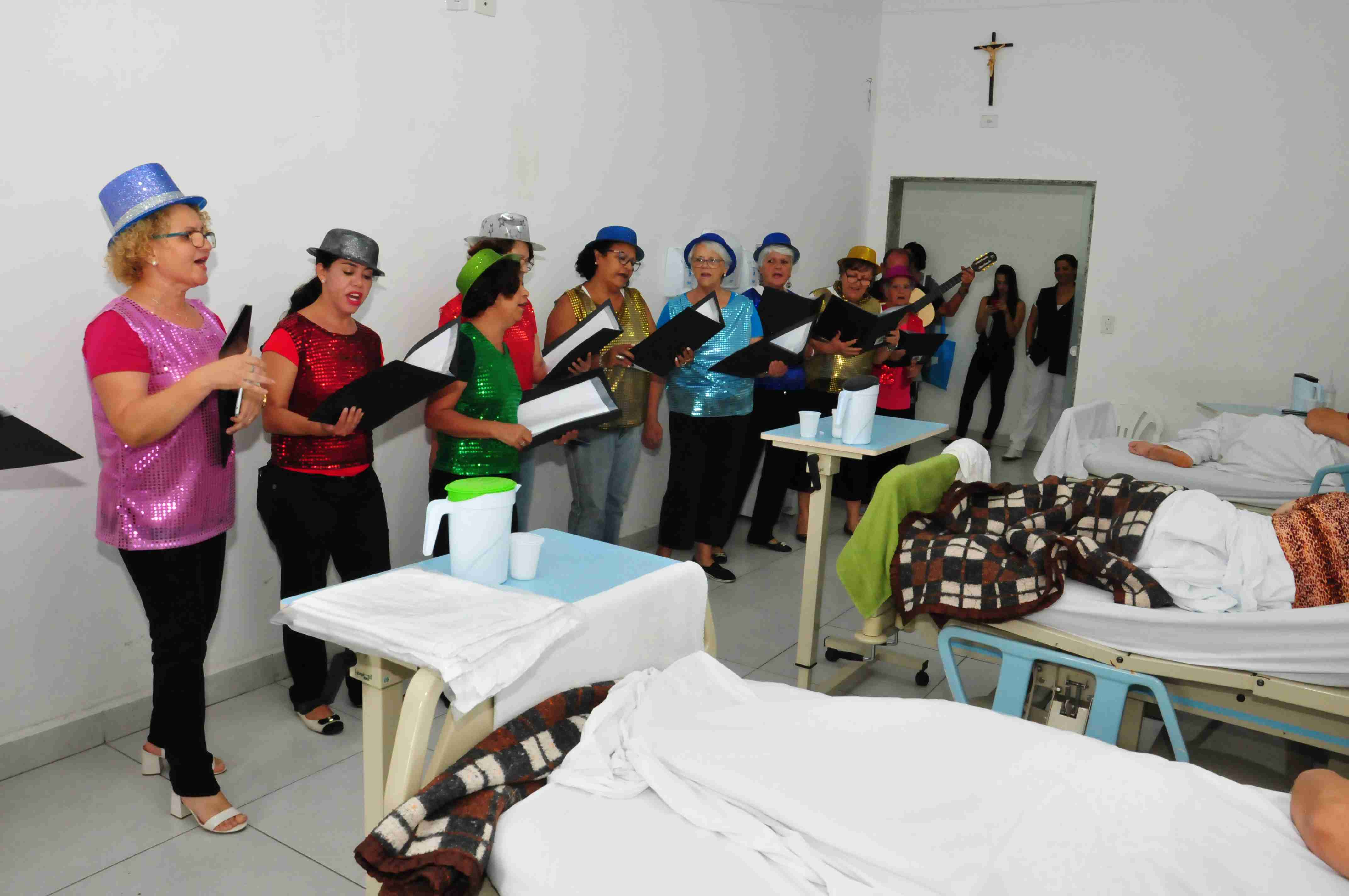 Coral da Associação de Combate ao Câncer se apresenta na Casa de Saúde Stella Maris (Fotos: Luís Gava/PMC)