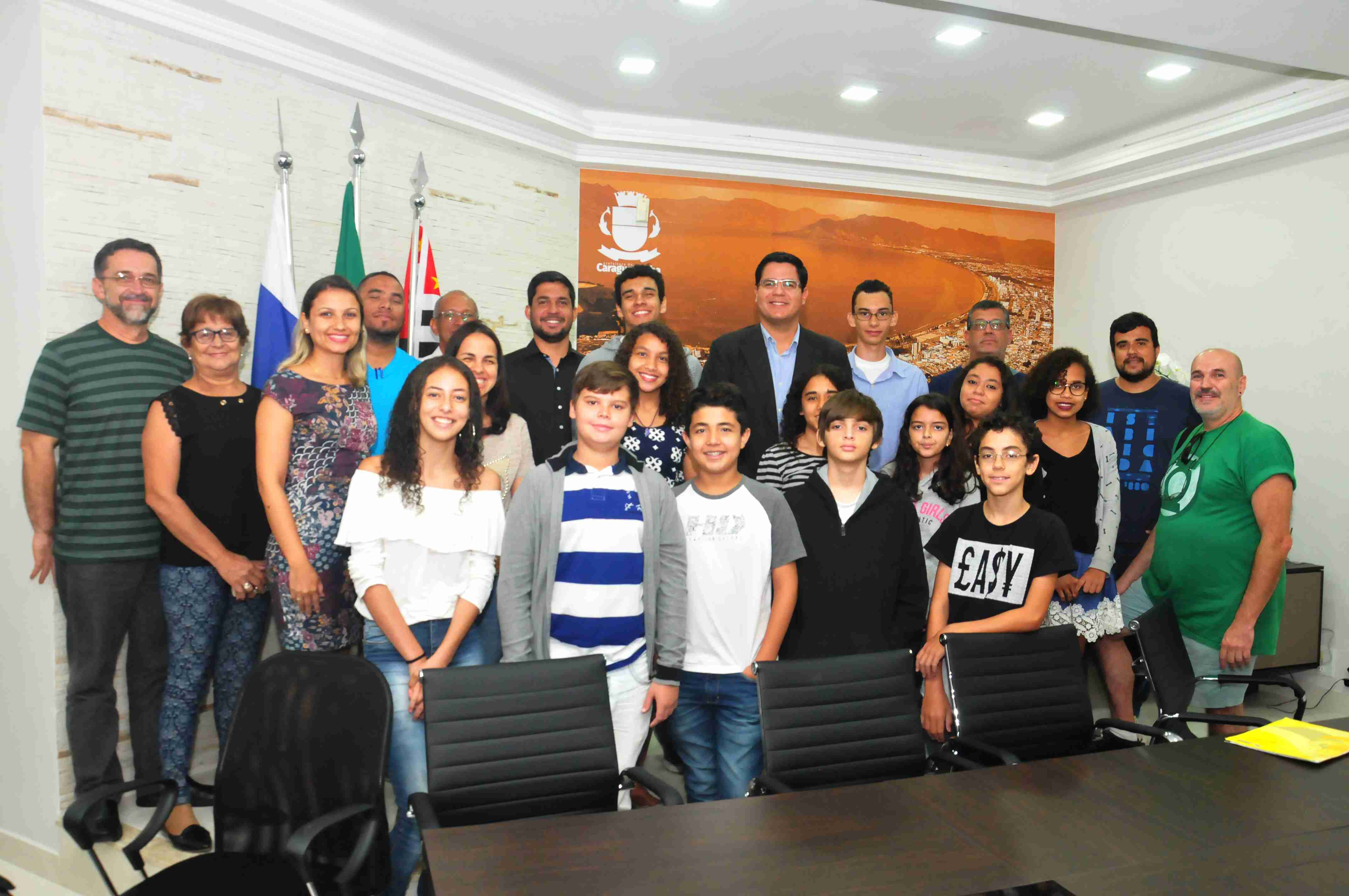 Vereadores da Câmara Jovem de Caraguatatuba visitam gabinete (Fotos: Luís Gava/PMC)