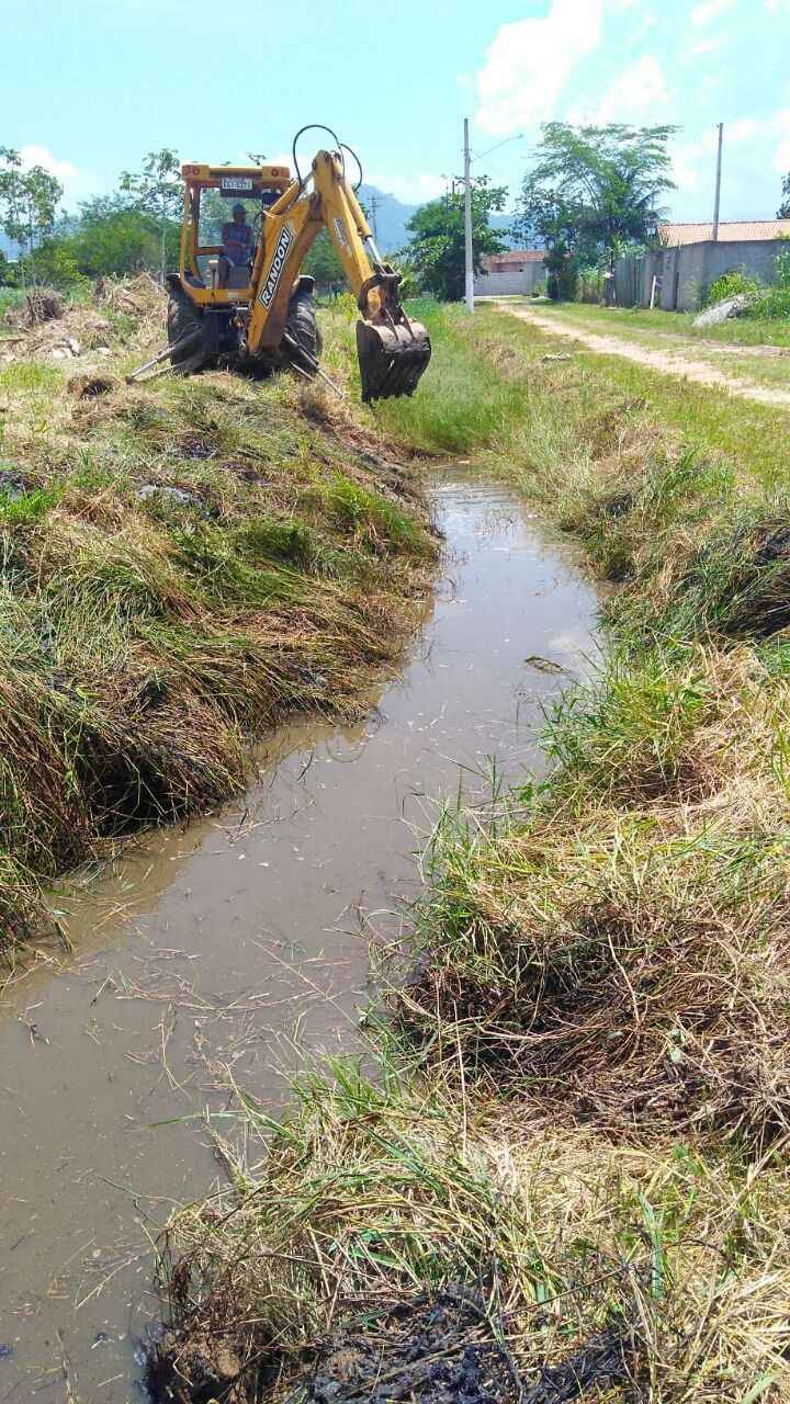 Prefeitura trabalha no desassoreamento de valas para evitar enchentes (Fotos: Divulgação)