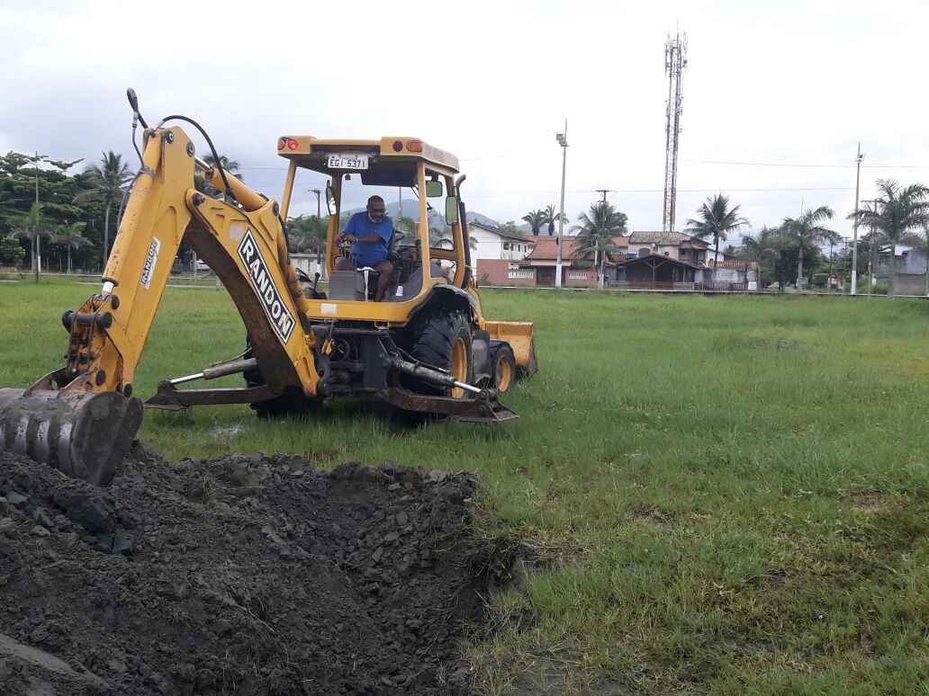 Prefeitura promove a abertura de valas em direção ao mar para facilitar drenagem na região Sul (Foto: Divulgação)