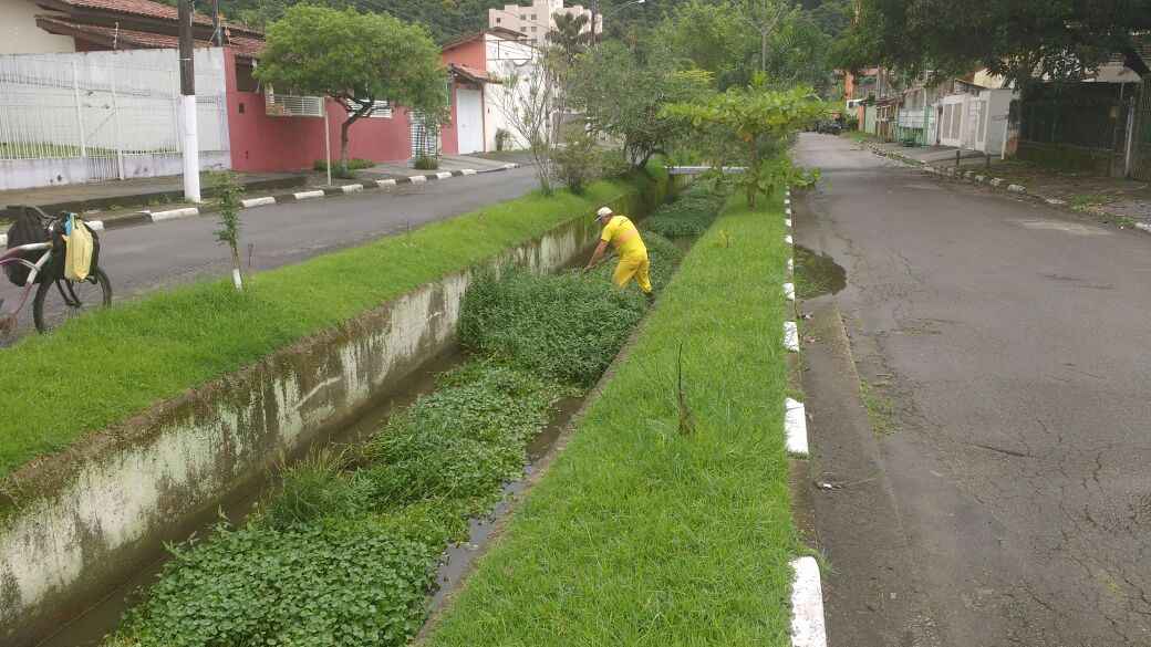 Prefeitura trabalha na limpeza de canais para facilitar drenagem das chuvas (Fotos: Divulgação)