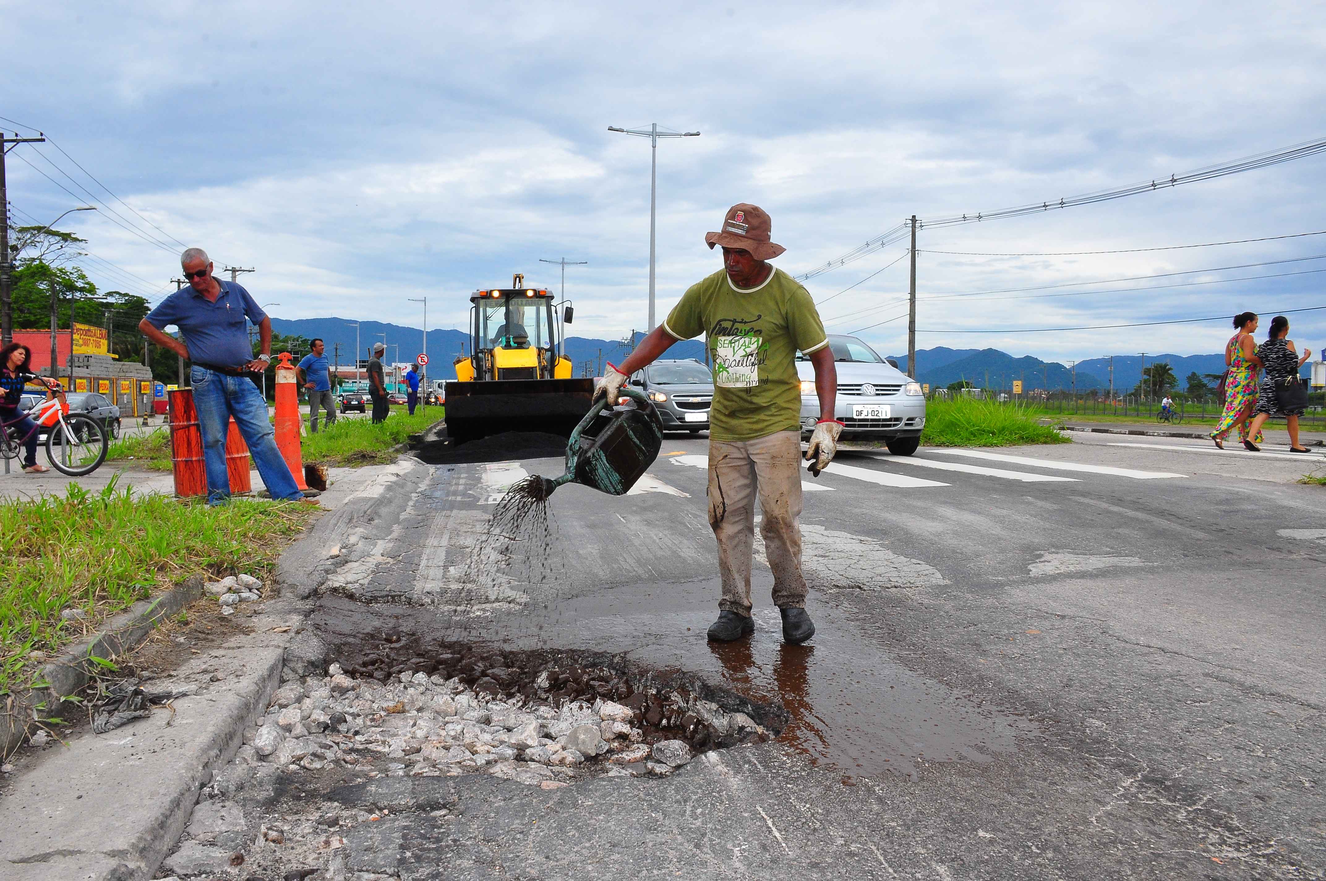 Prefeitura de Caraguatatuba inicia Operação Tapa Buracos na SP-55