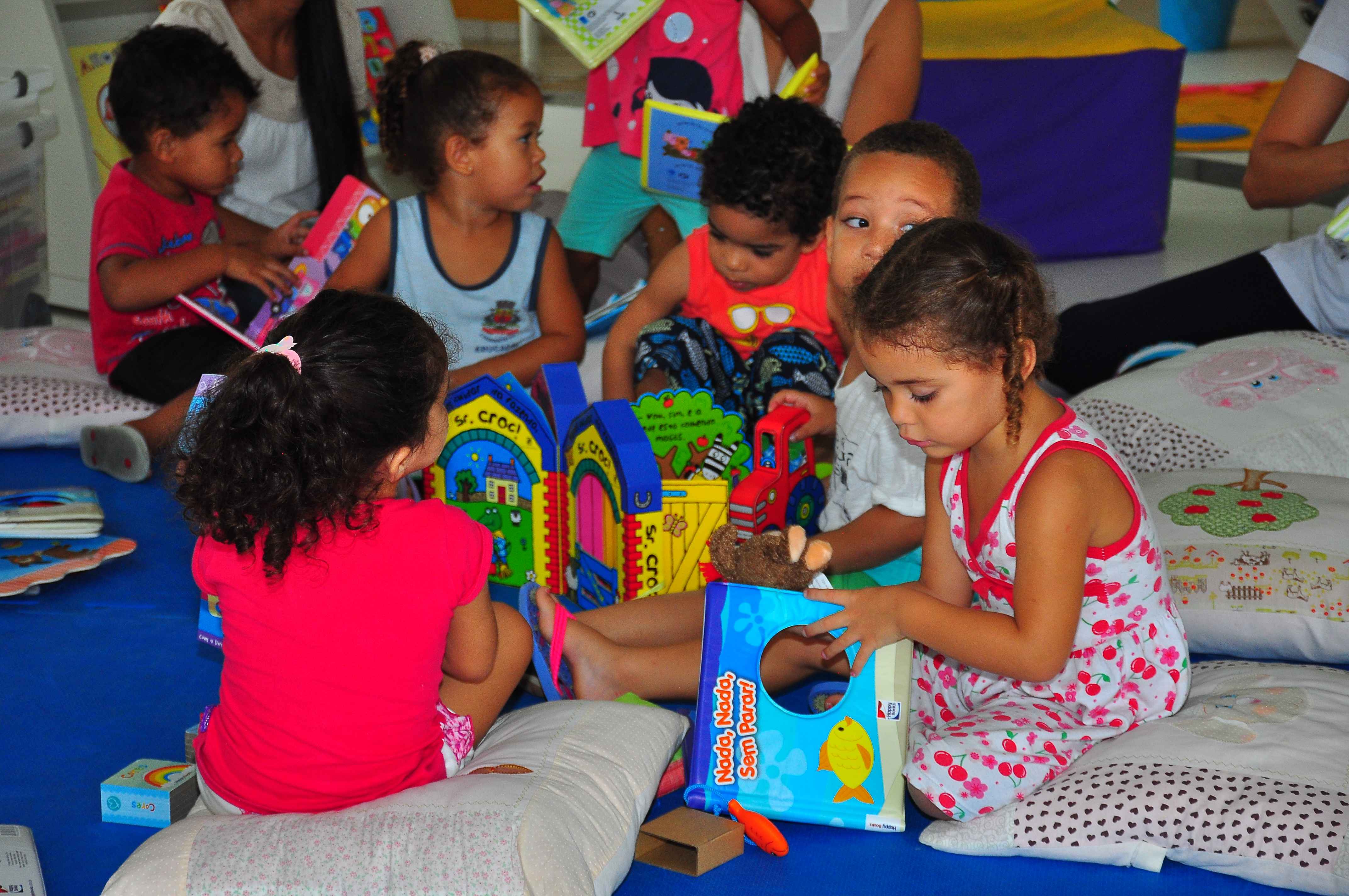 Prefeito faz entrega de livros paradidáticos às escolas do Olaria e Casa Branca