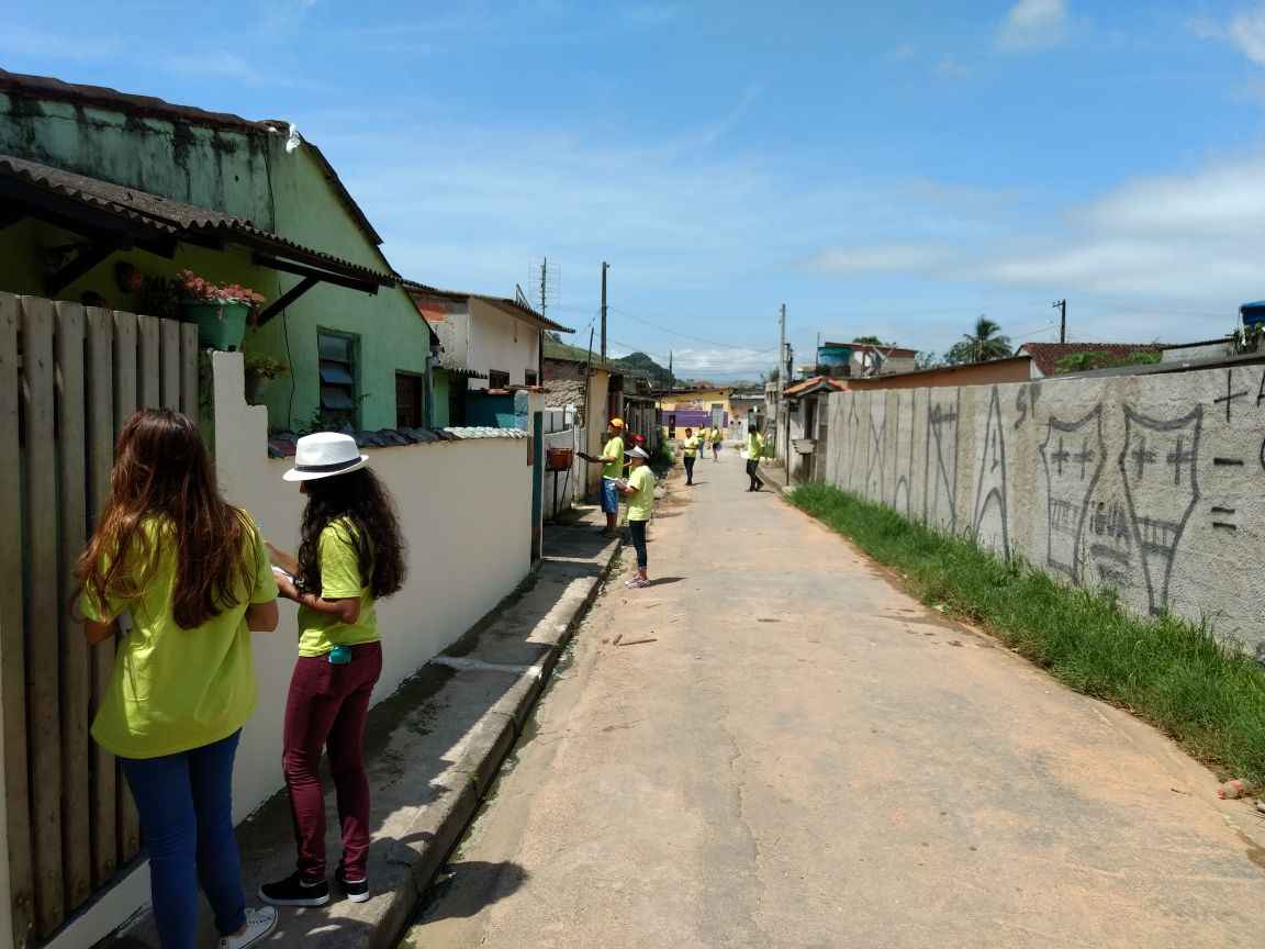 Servidores da Secretaria de Habitação de Caraguatatuba promovem ação de regularização fundiária no Olaria