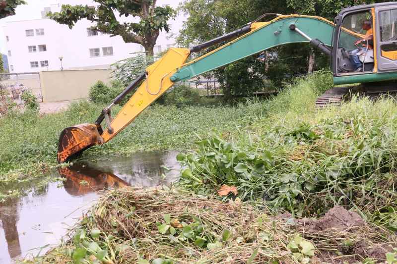 Limpeza do córrego no Pontal de Santamarina é realizada para melhorar drenagem das chuvas