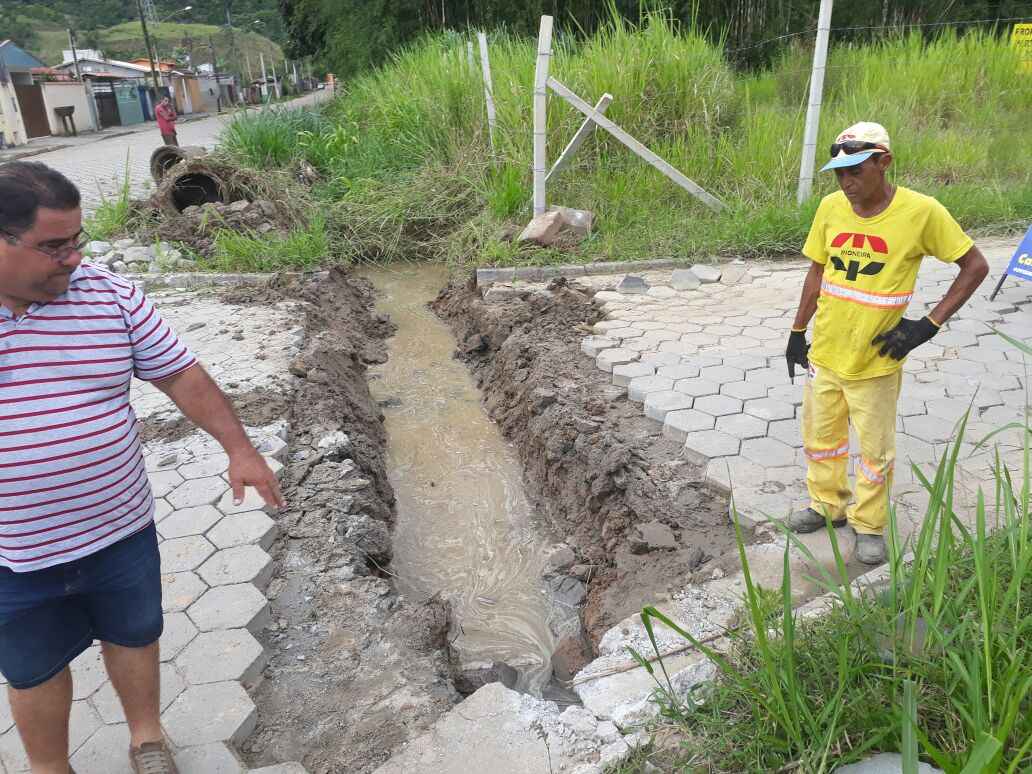 Prefeitura desobstrui rua no Jardim Santa Rosa, atingida por deslizamento de terra (Fotos: Divulgação/PMC)