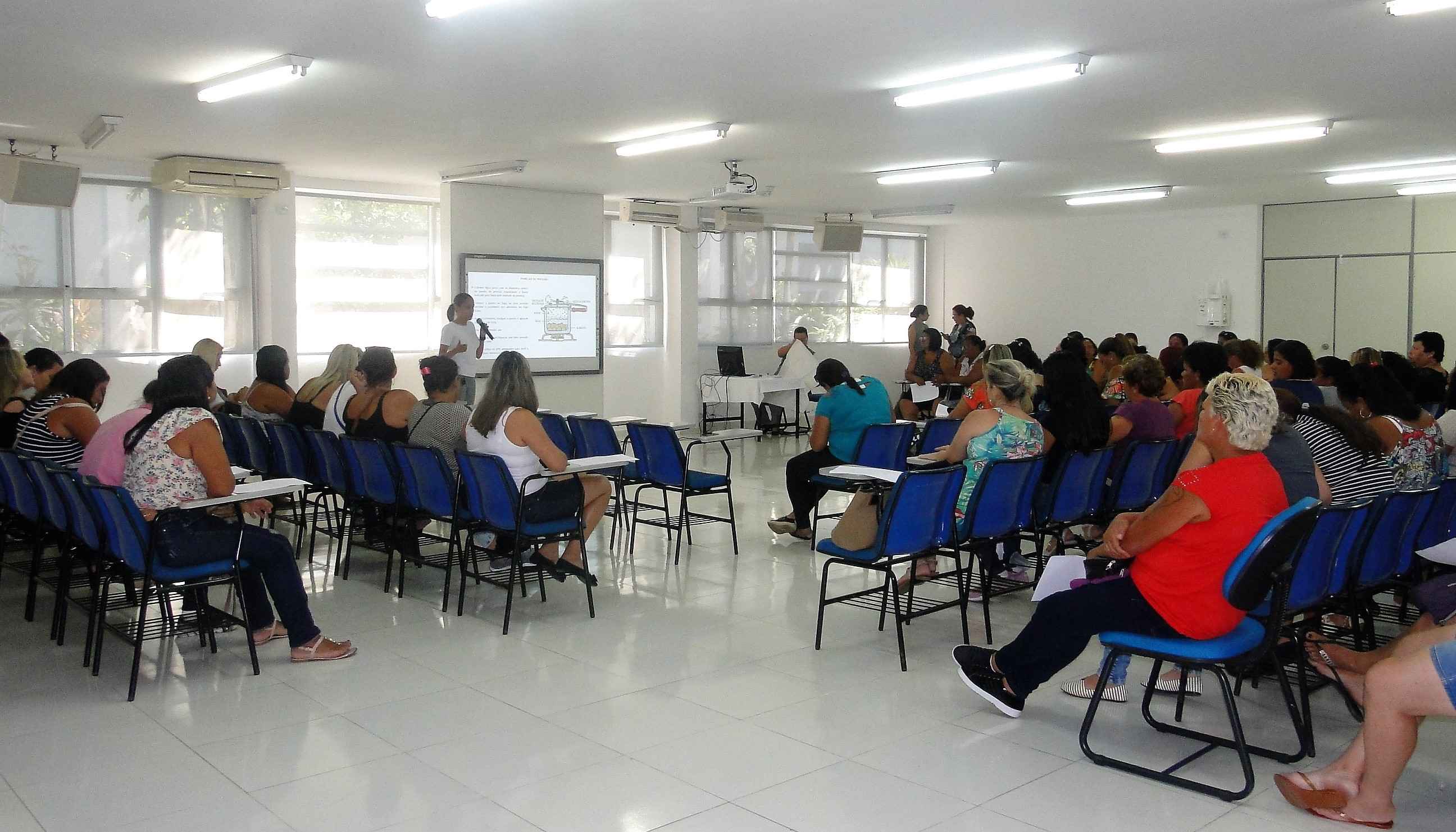 Cozinheiras da rede municipal de ensino de Caraguatatuba passam por curso de reciclagem (Fotos: Cristiane Demarchi/PMC)