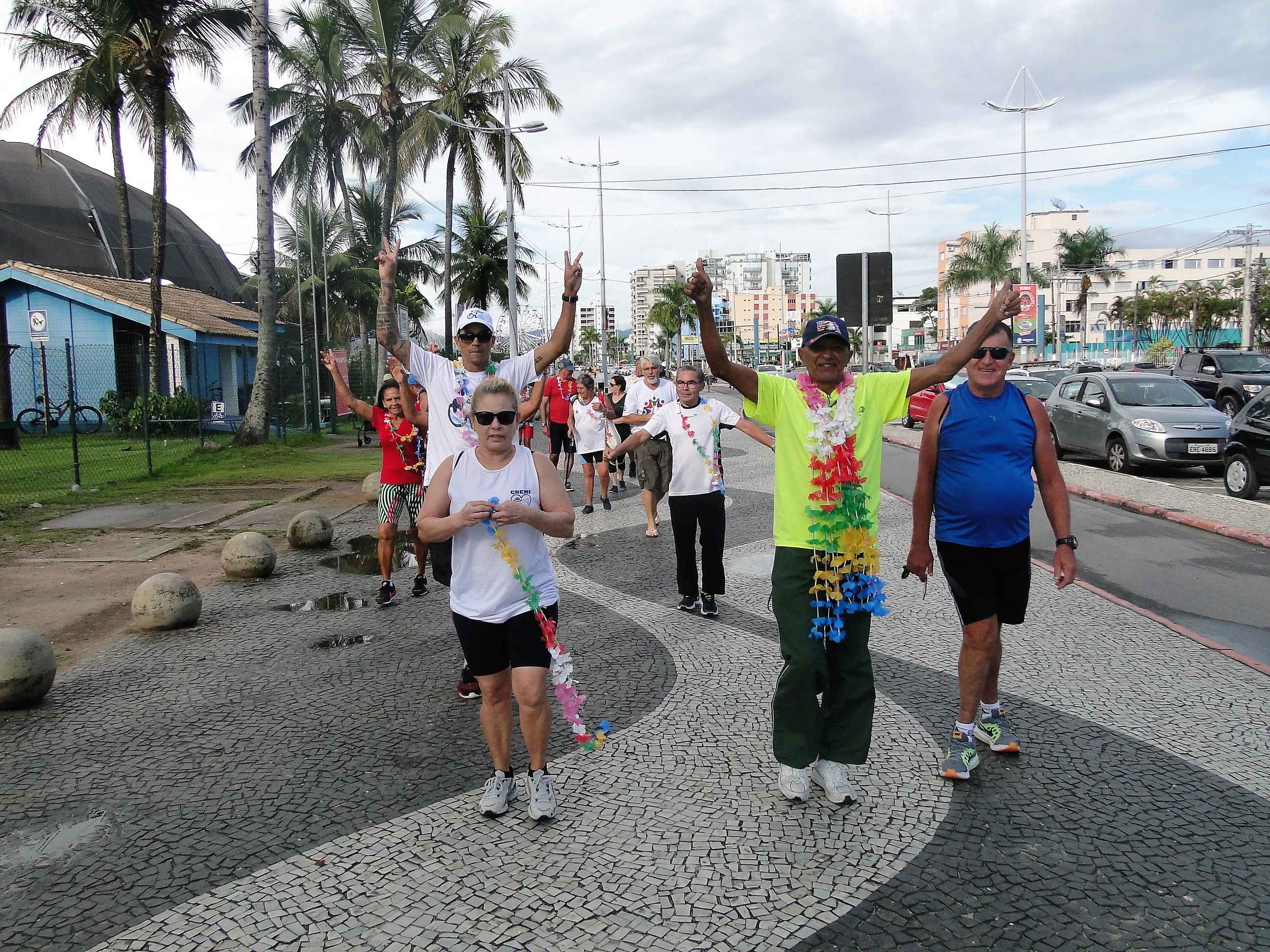 Programa Praia Acessível recebe idosos para atividades físicas 