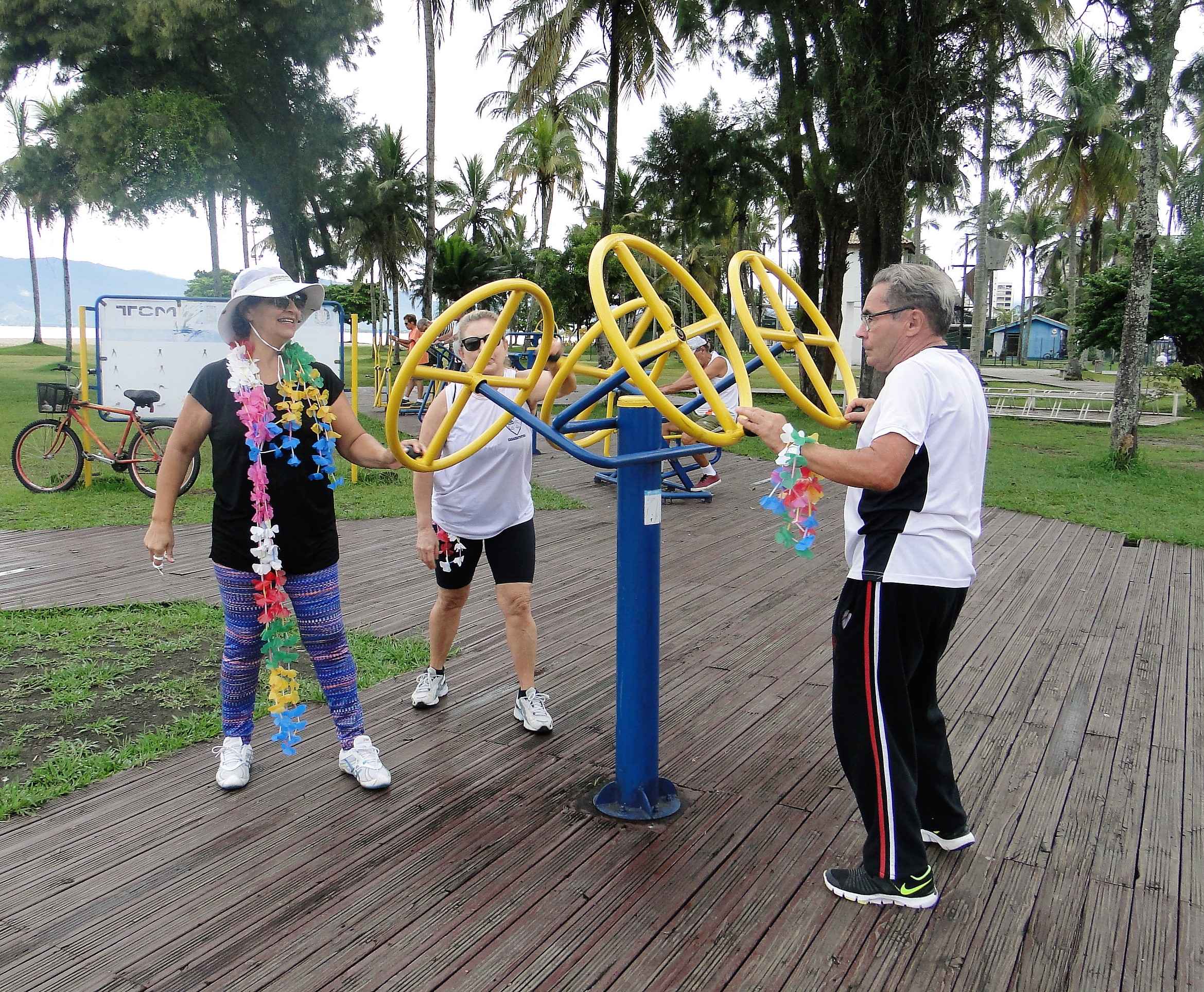 Programa Praia Acessível recebe idosos para atividades físicas 