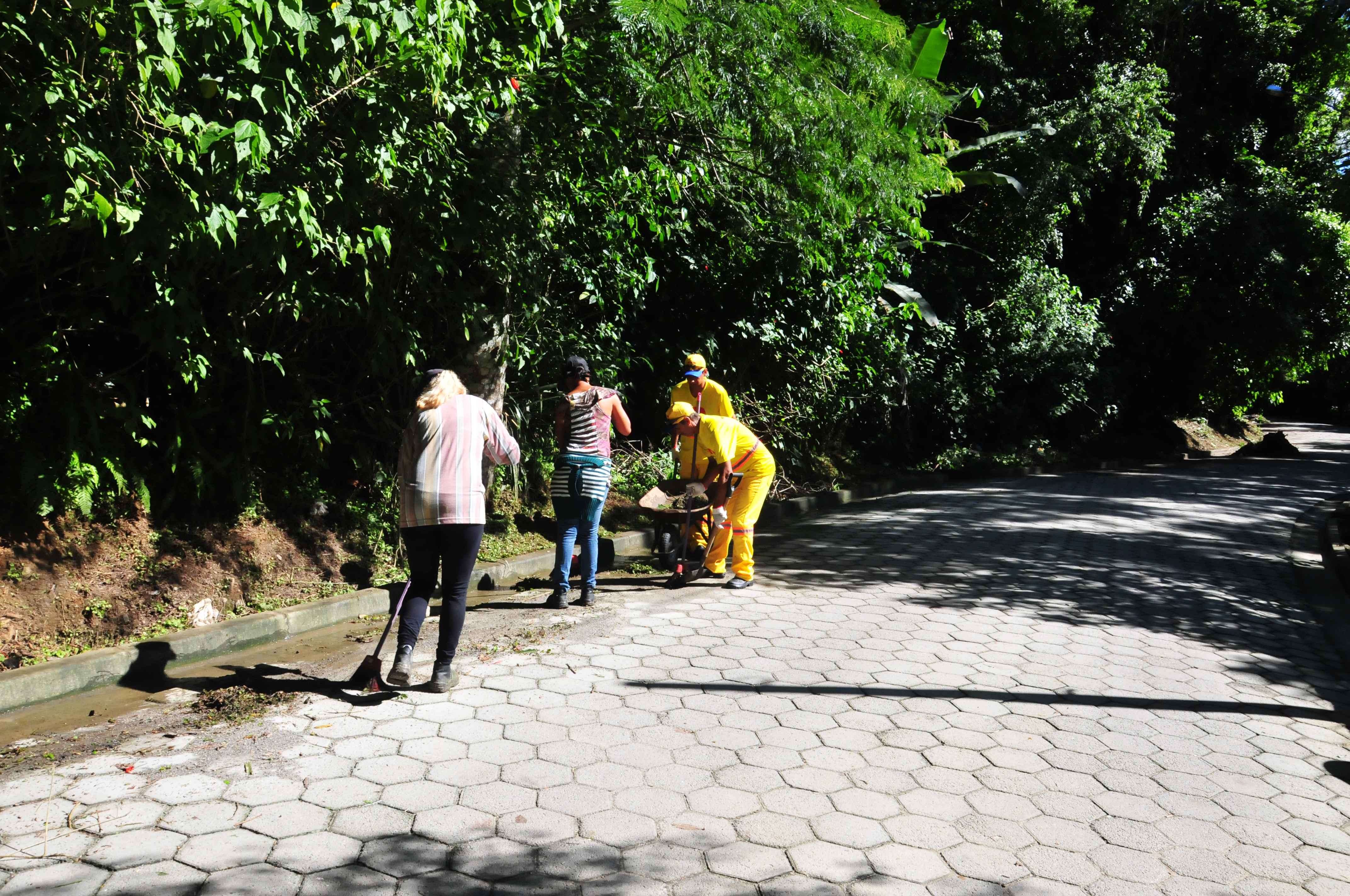 Prefeitura leva serviços de limpeza às ruas do bairro Rio do Ouro