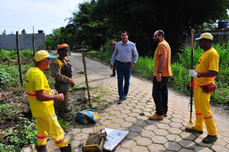 Prefeitura inicia Programa Nosso Bairro no Perequê-Mirim com mutirão de limpeza