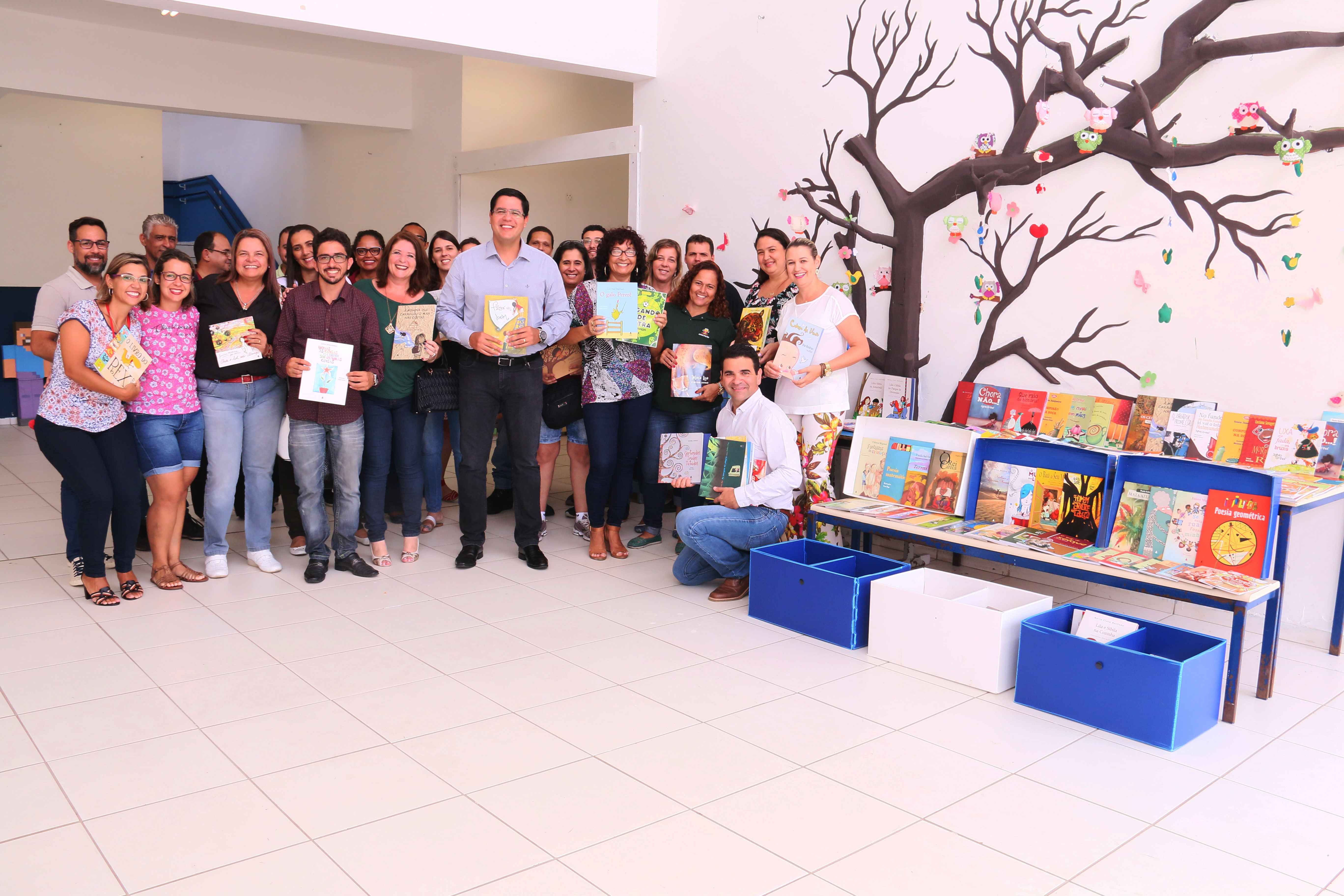 Aguilar Junior faz entrega de livros e brinquedos pedagógicos no CIDE Tinga (Foto: Luís Gava/PMC)