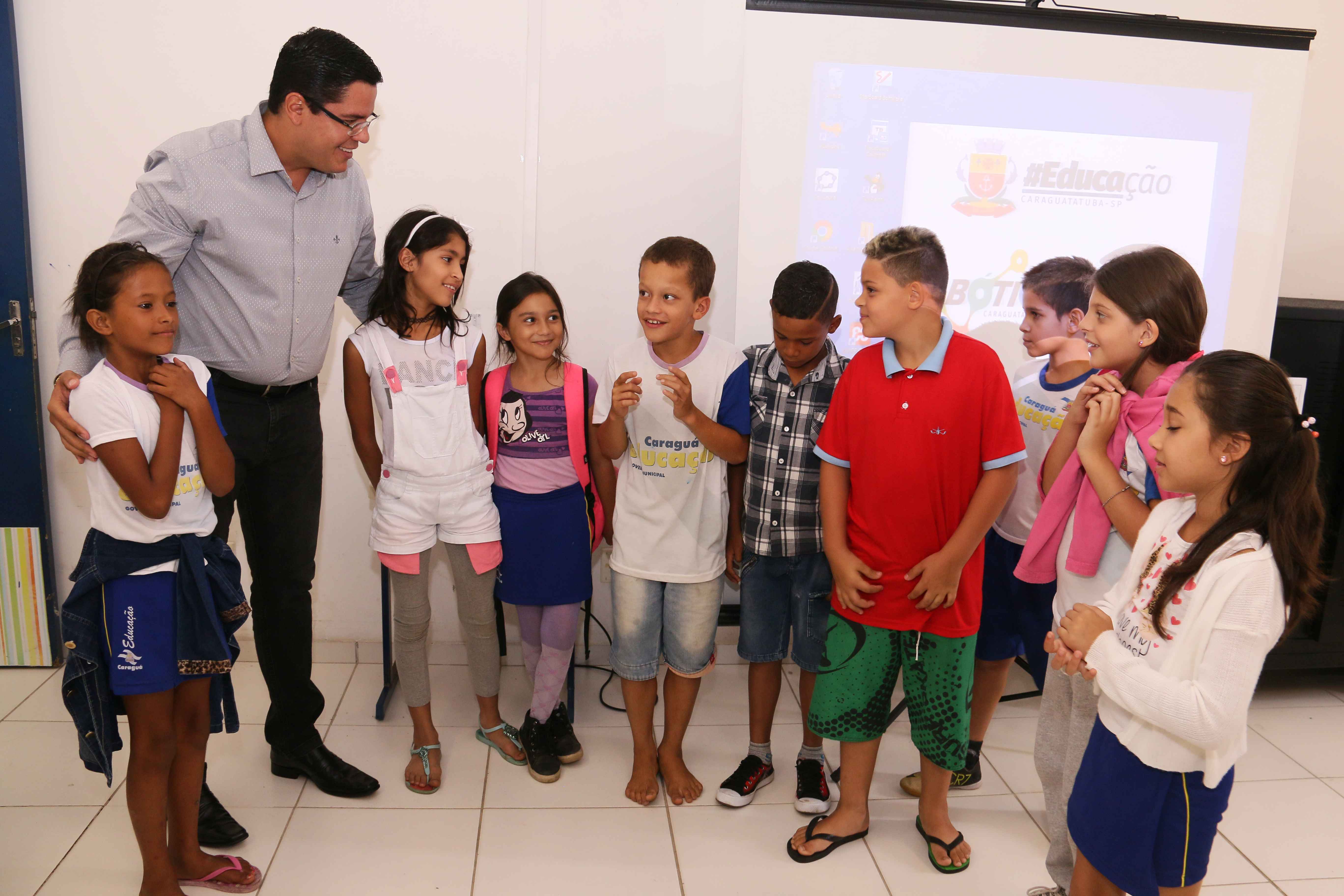 Aguilar Junior faz entrega de livros e brinquedos pedagógicos no CIDE Tinga (Foto: Luís Gava/PMC)